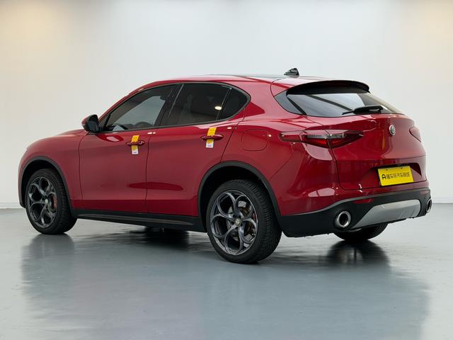 Alfa Romeo Stelvio 2017 thumb 3