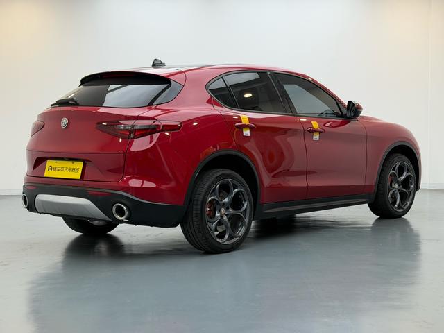 Alfa Romeo Stelvio 2017 thumb 5