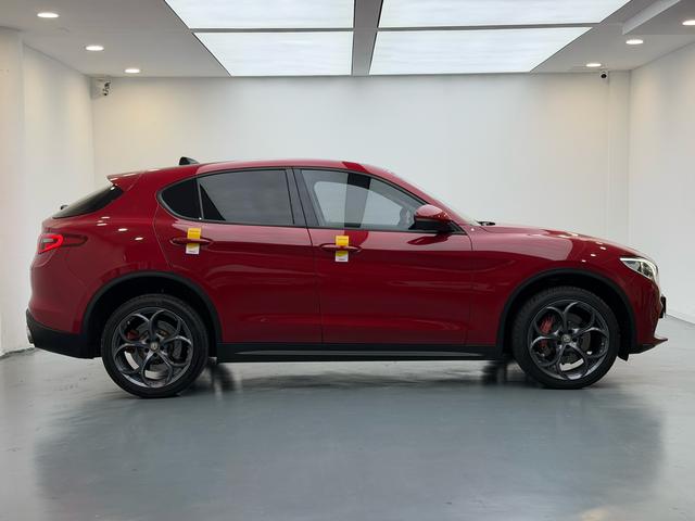 Alfa Romeo Stelvio 2017 thumb 6