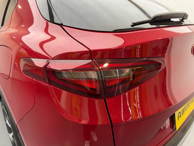 Alfa Romeo Stelvio 2017 thumb 11