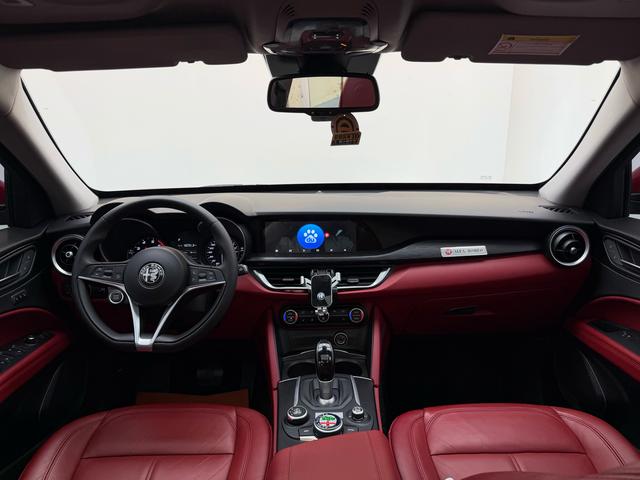 Alfa Romeo Stelvio 2017 thumb 12