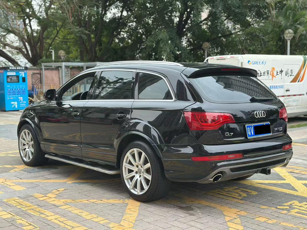 Audi Q7 2012 thumb 2