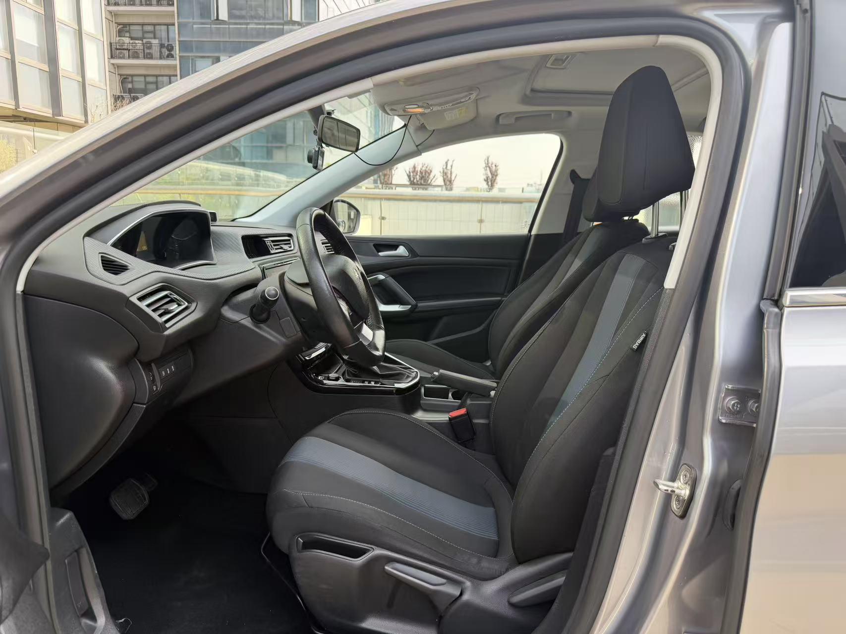 Peugeot 308 2016 thumb 10