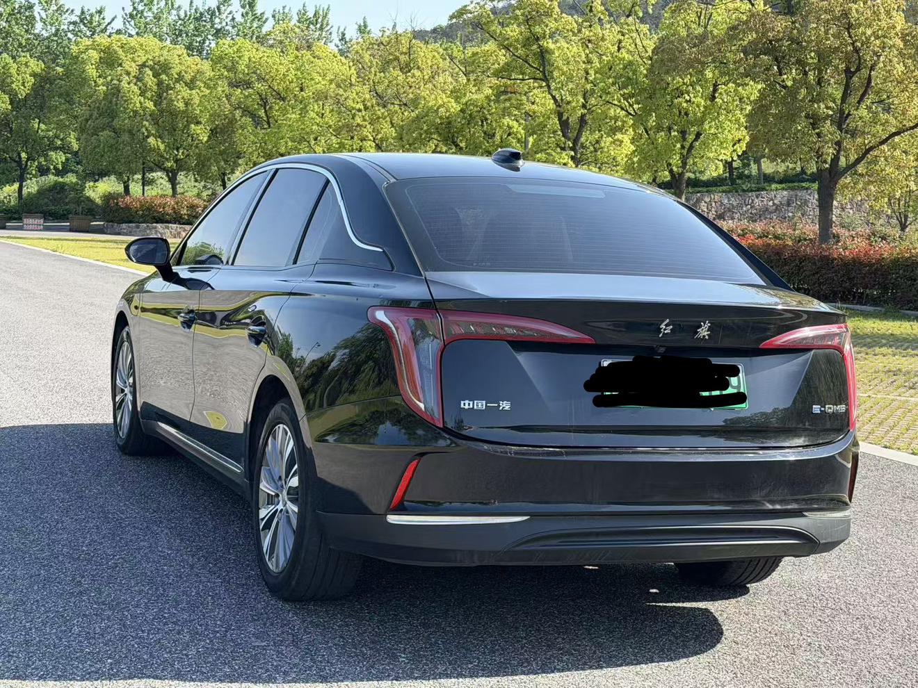 Hongqi E-QM5 2022 thumb 2