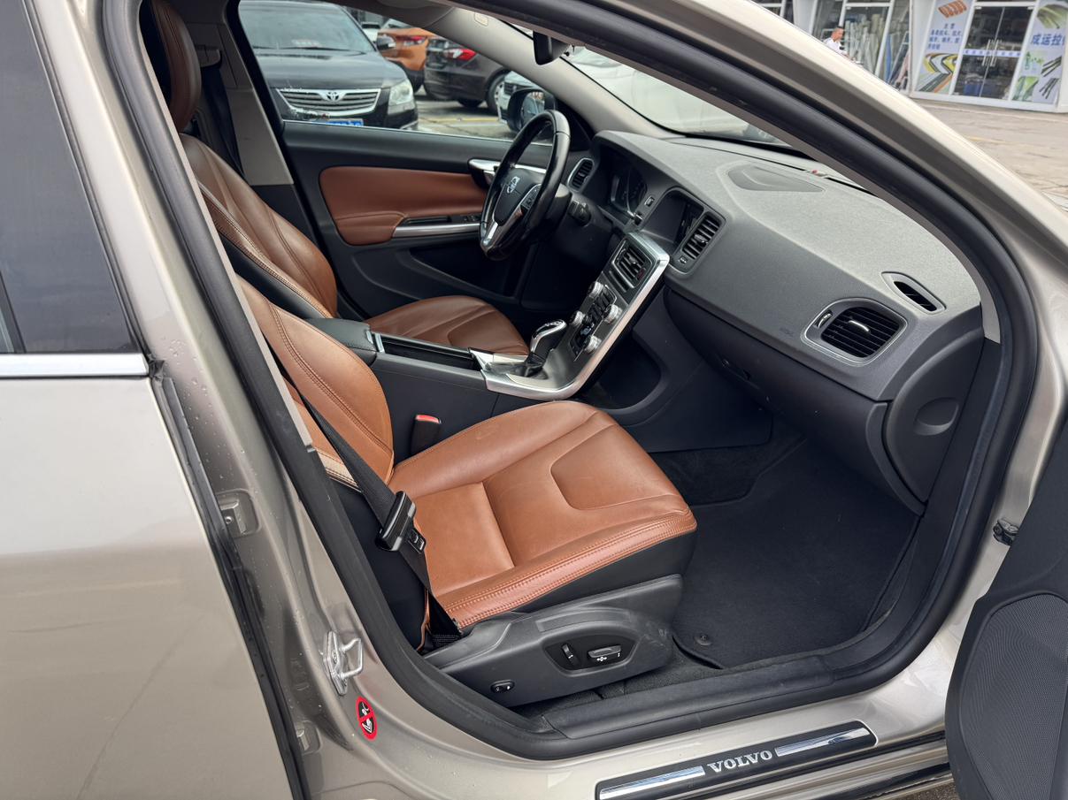 Volvo S60 2015 thumb 6
