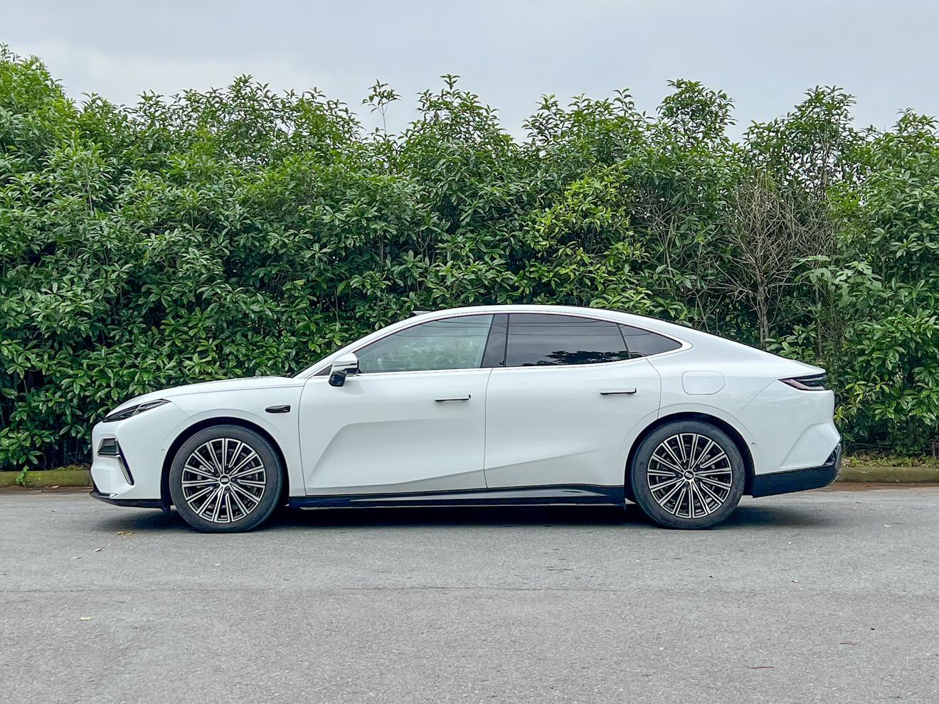 Geely Galaxy 8 PHEV 2025 thumb 2