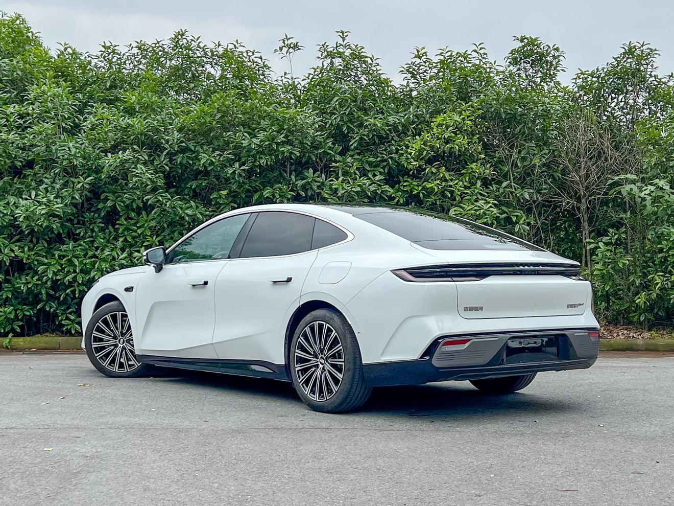 Geely Galaxy 8 PHEV 2025 thumb 3