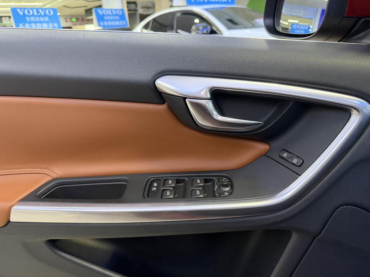 Volvo V60 2015 thumb 10