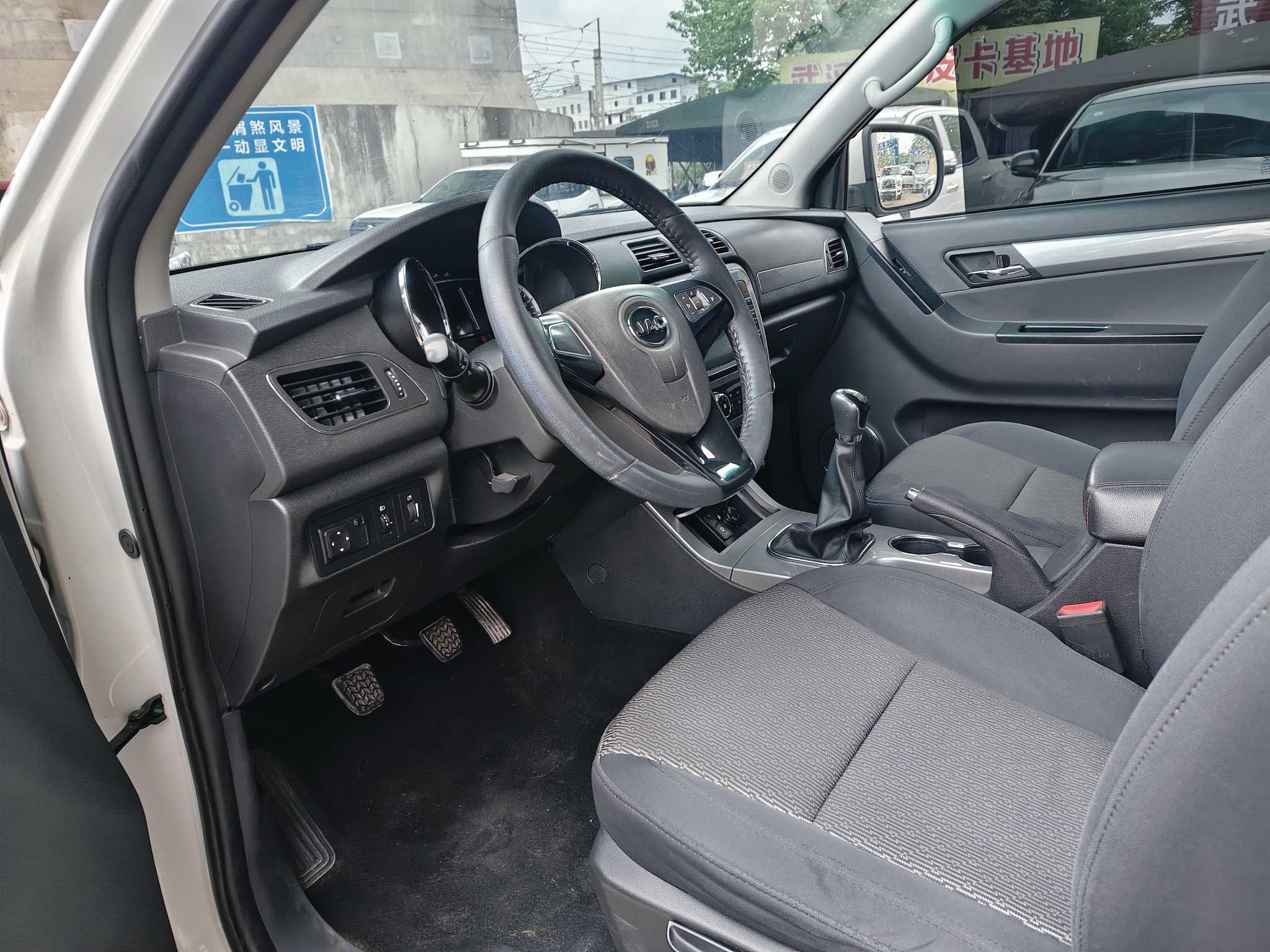 JAC T6 2016 thumb 8