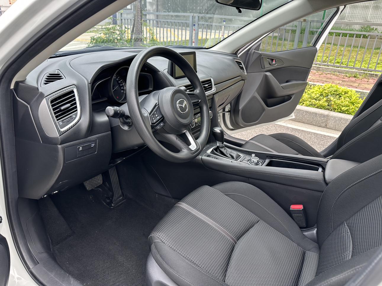 Mazda 3 2019 thumb 11