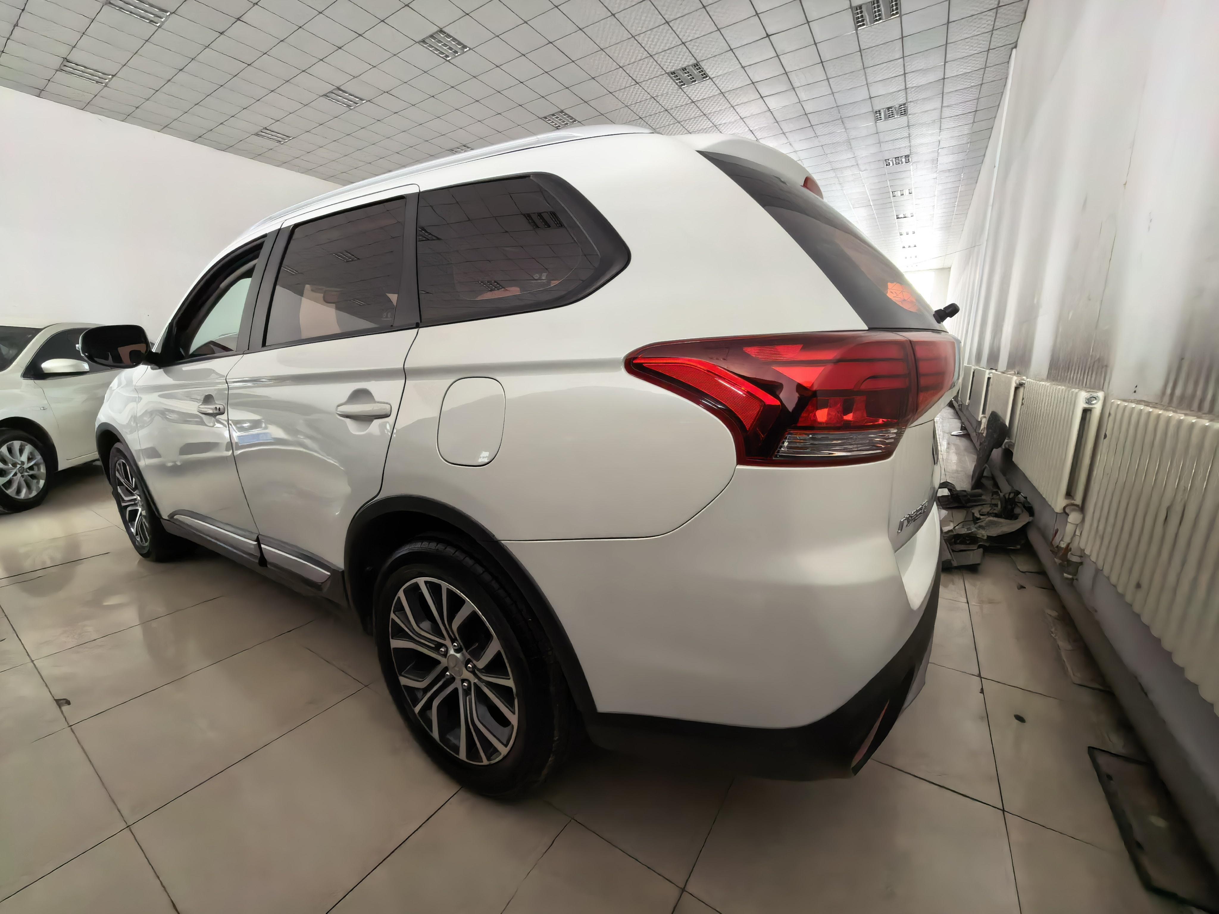 Mitsubishi Outlander 2017 thumb 2