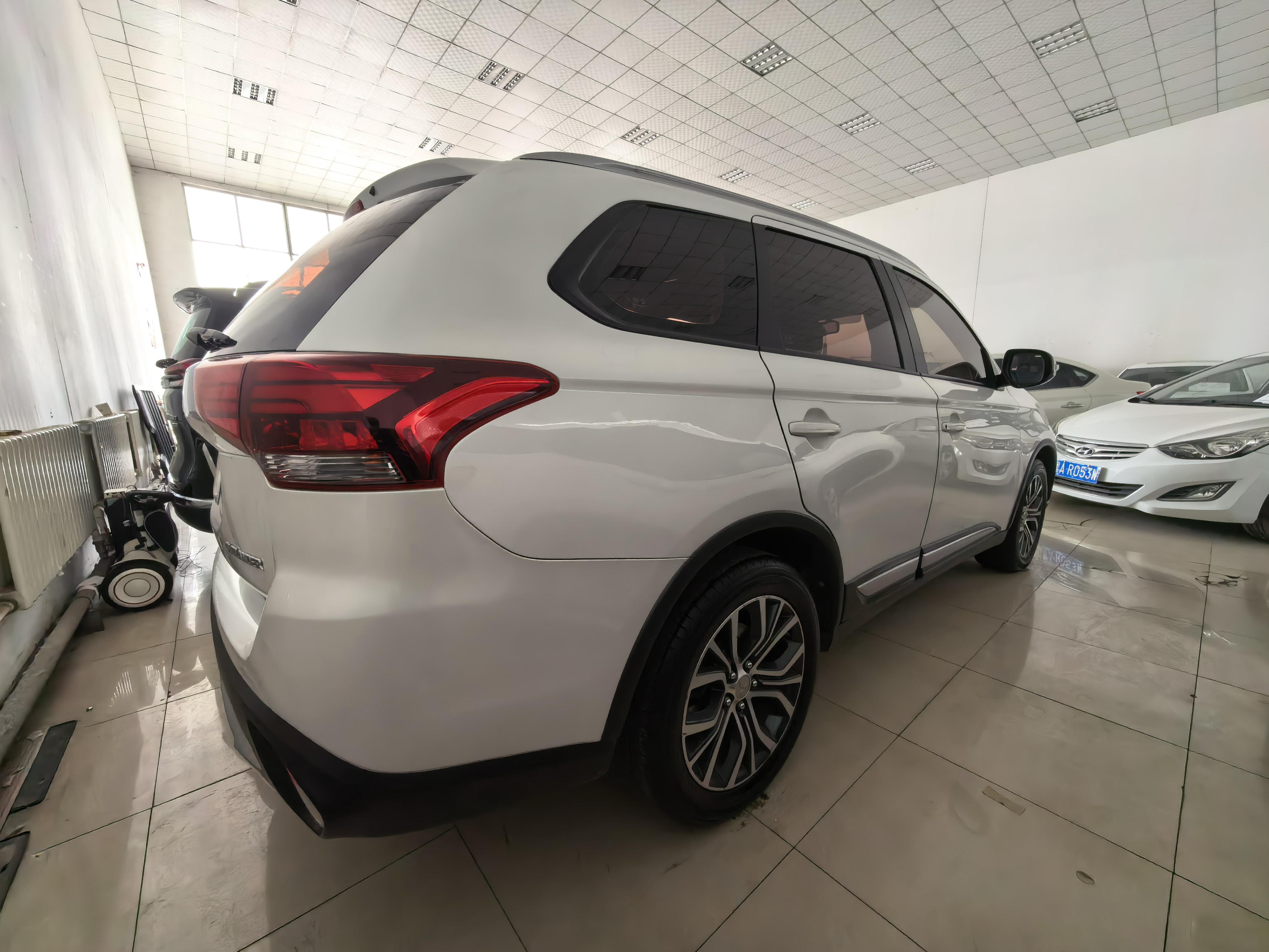 Mitsubishi Outlander 2017 thumb 3