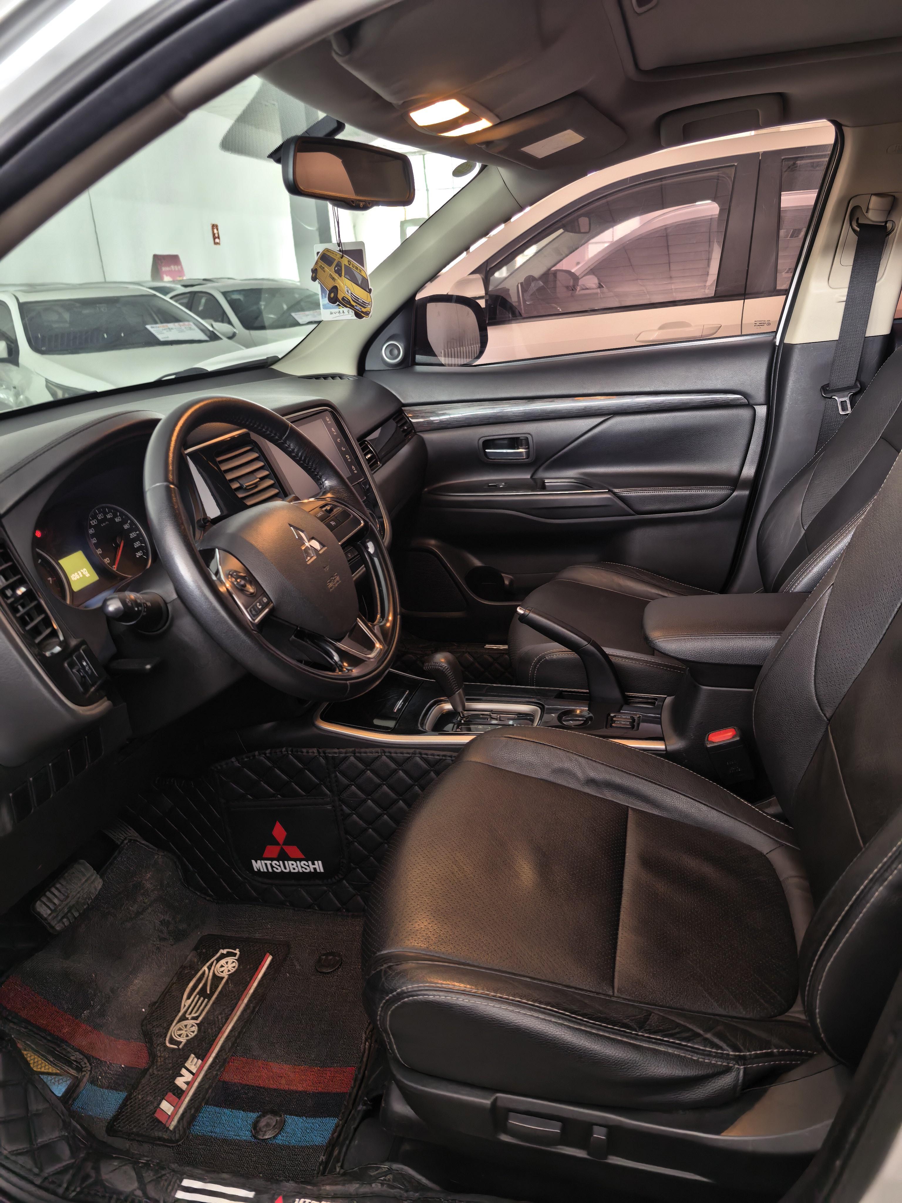 Mitsubishi Outlander 2017 thumb 5
