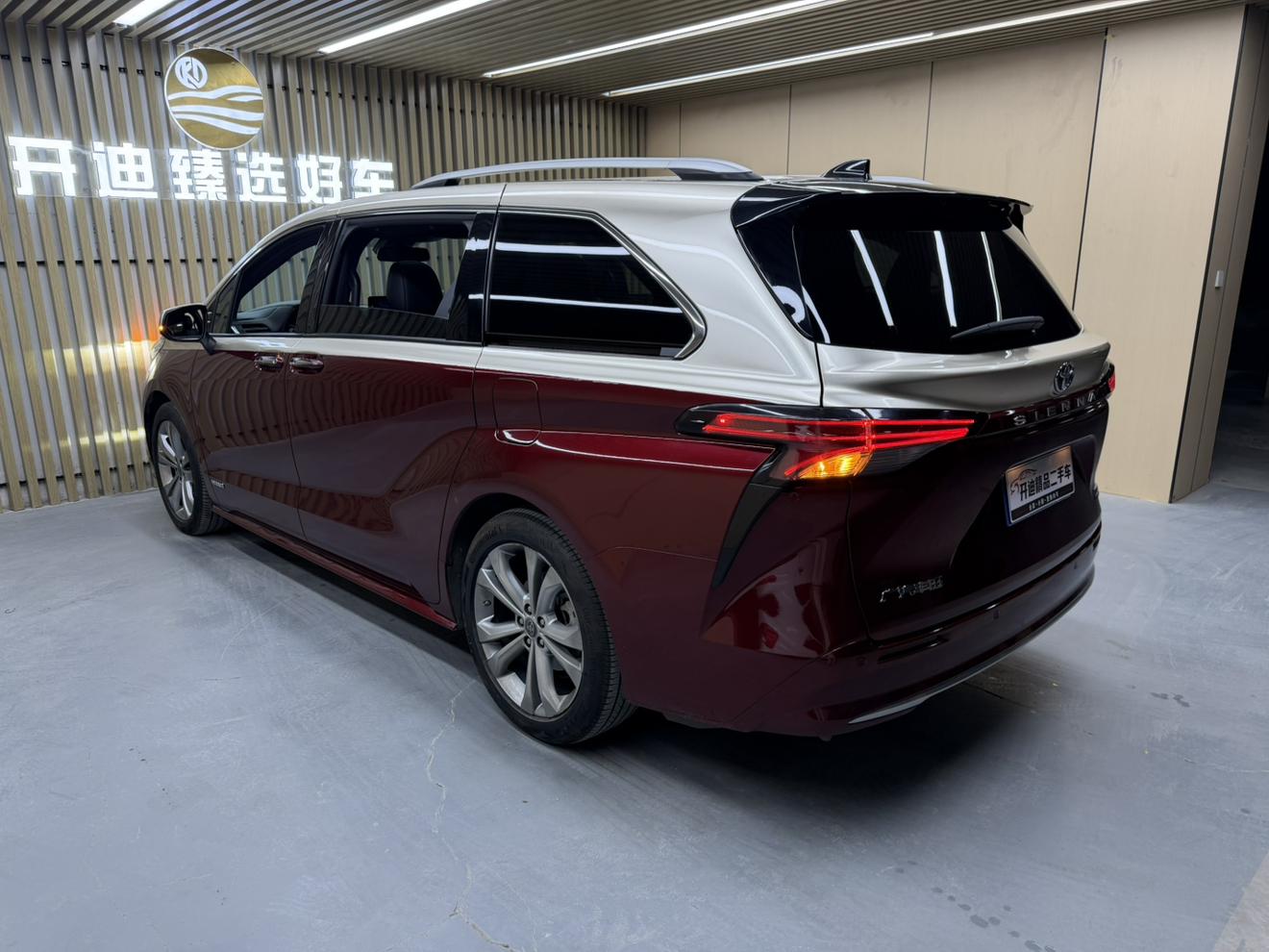 Toyota Sienna 2023 thumb 2