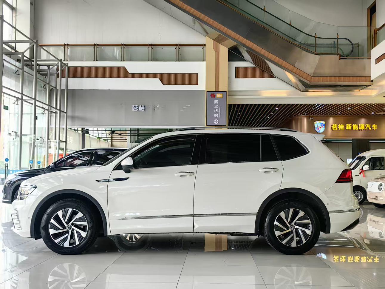 Volkswagen Tiguan 2021 thumb 2