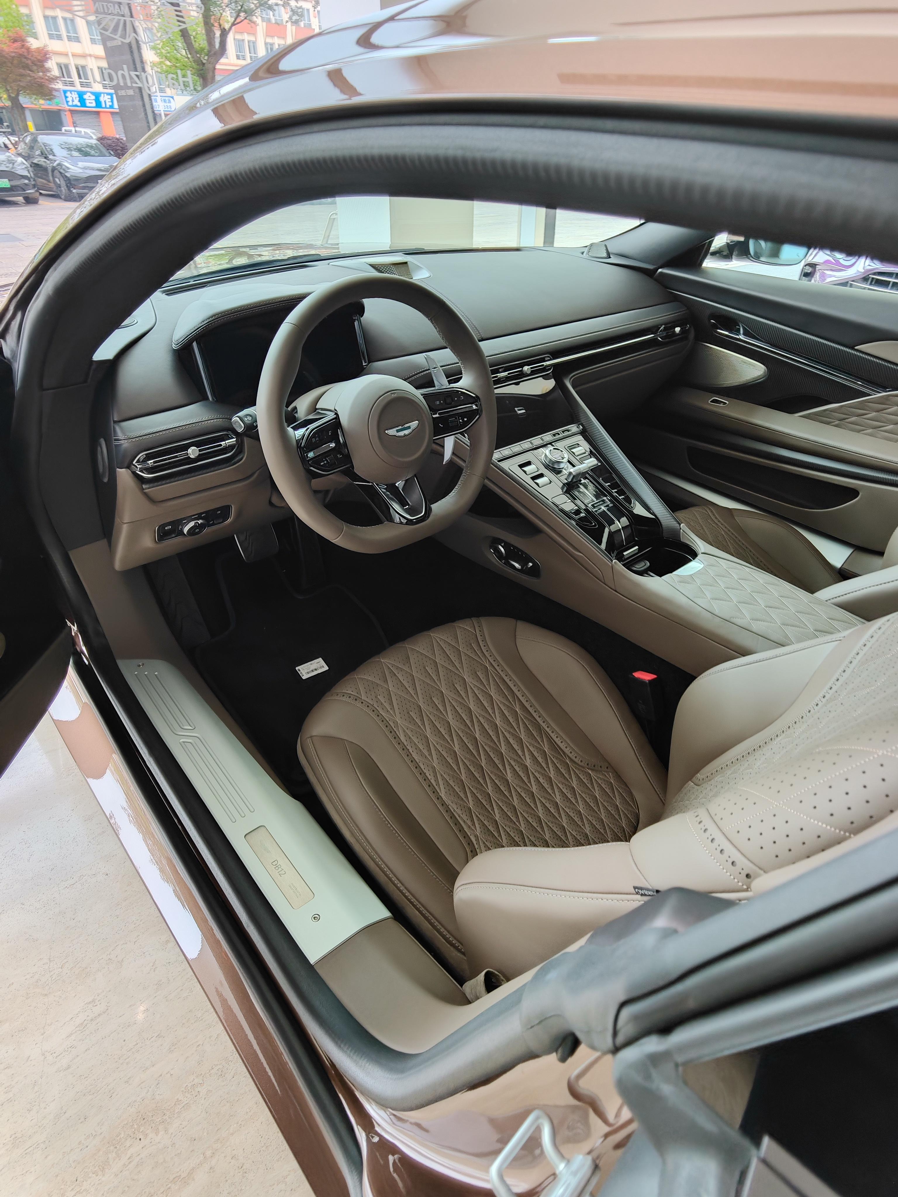 Aston Martin DB12 2024 thumb 4