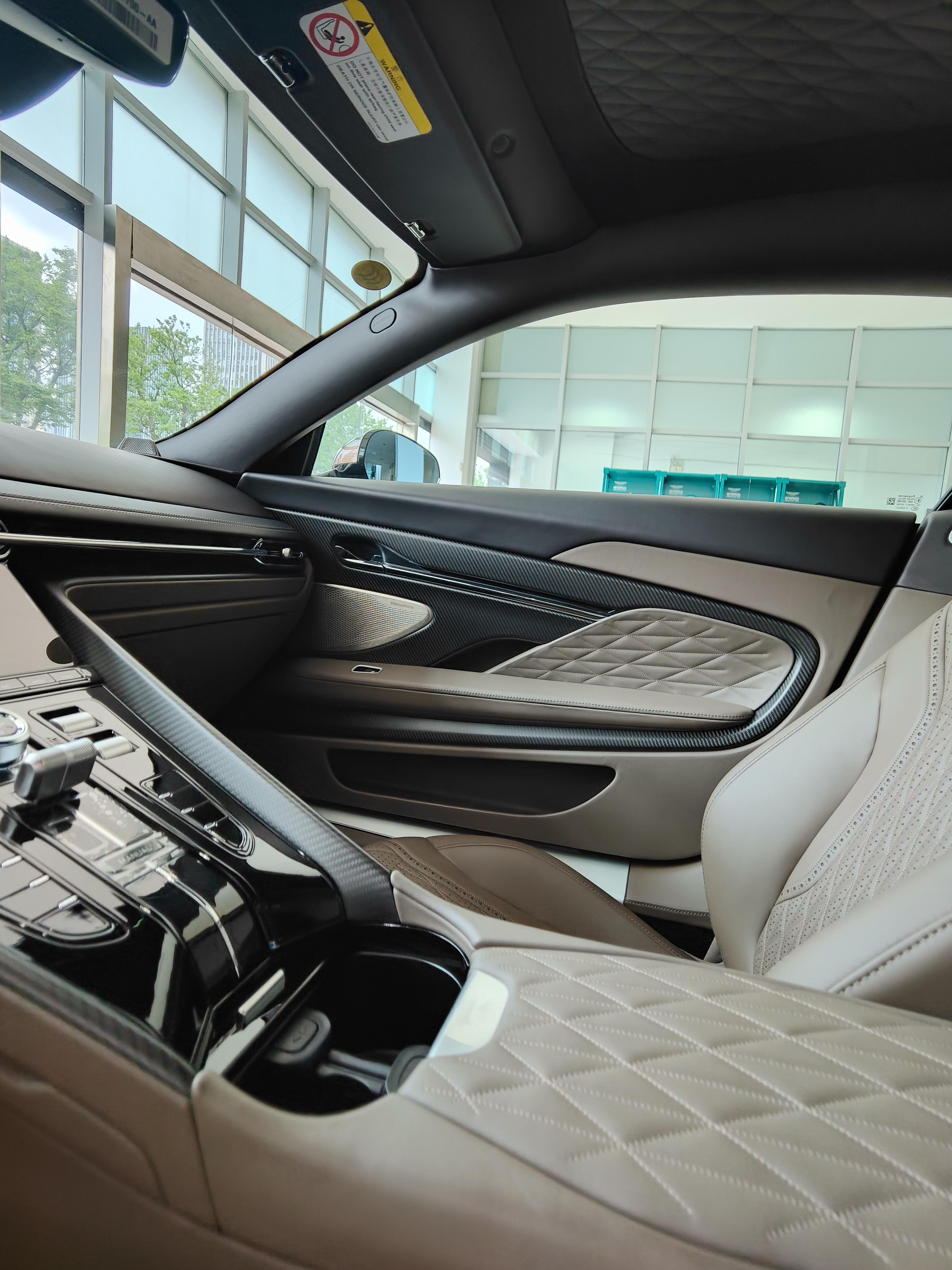 Aston Martin DB12 2024 thumb 5
