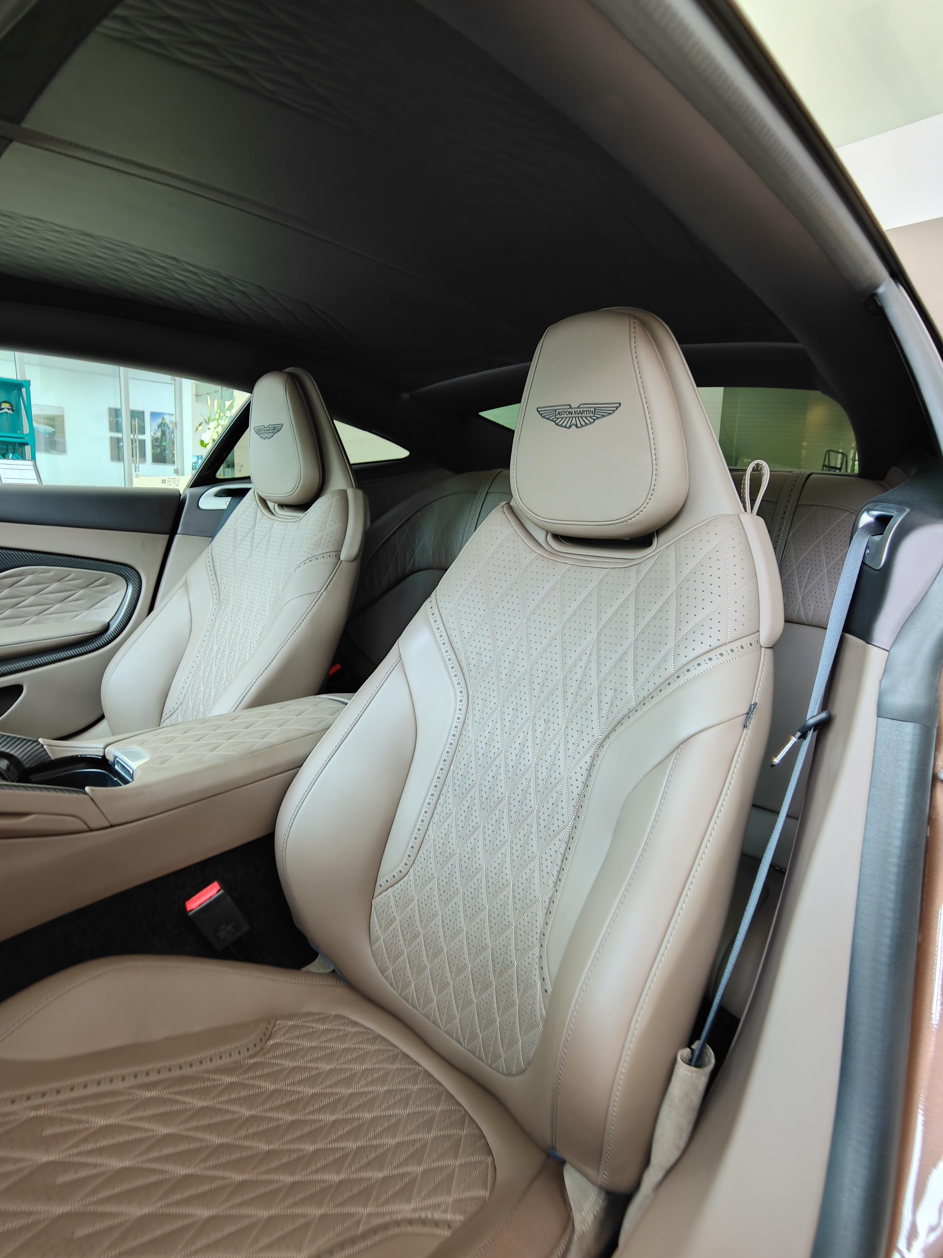 Aston Martin DB12 2024 thumb 7