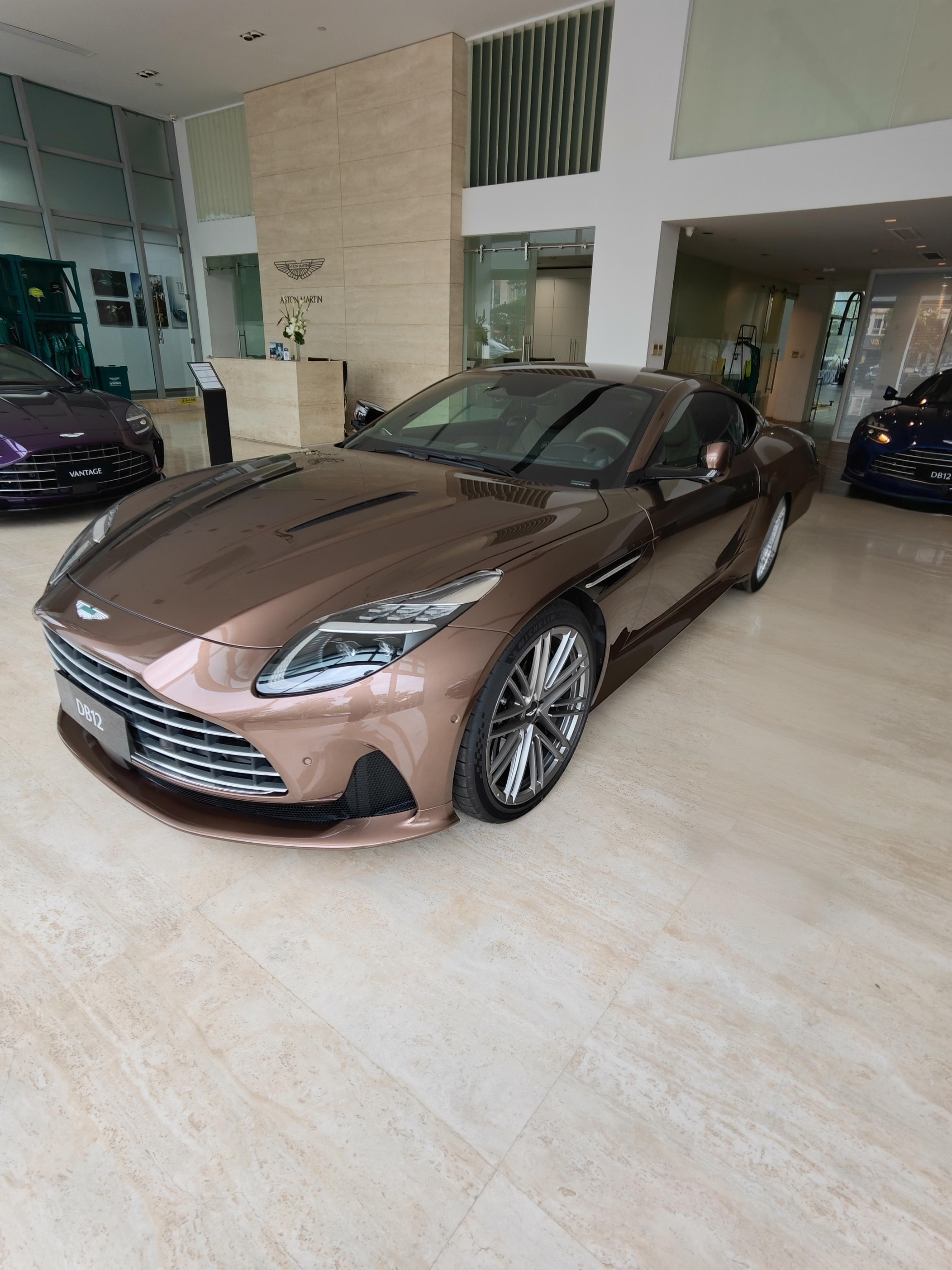 Aston Martin DB12 2024 thumb 8