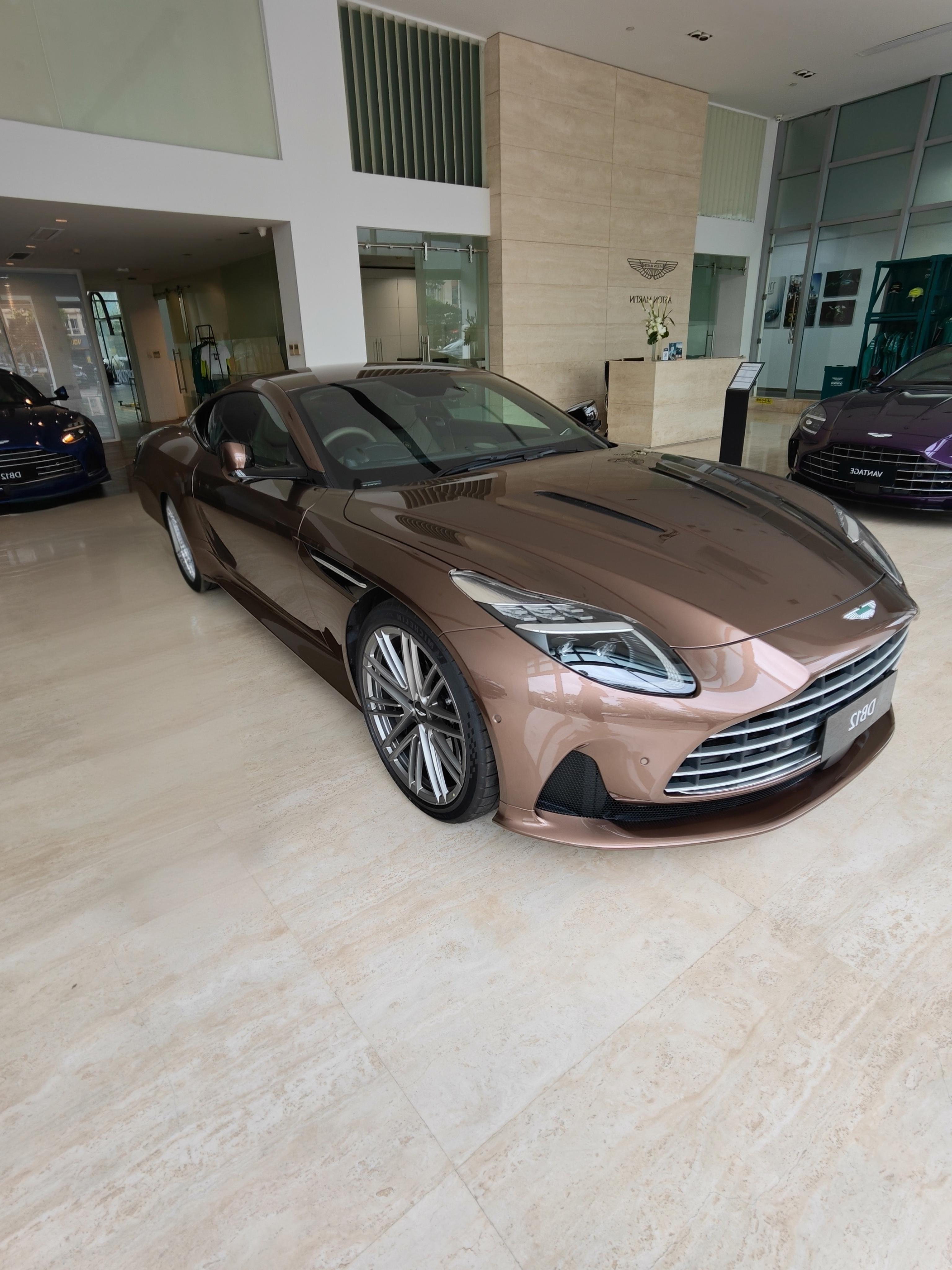 Aston Martin DB12 2024 thumb 9