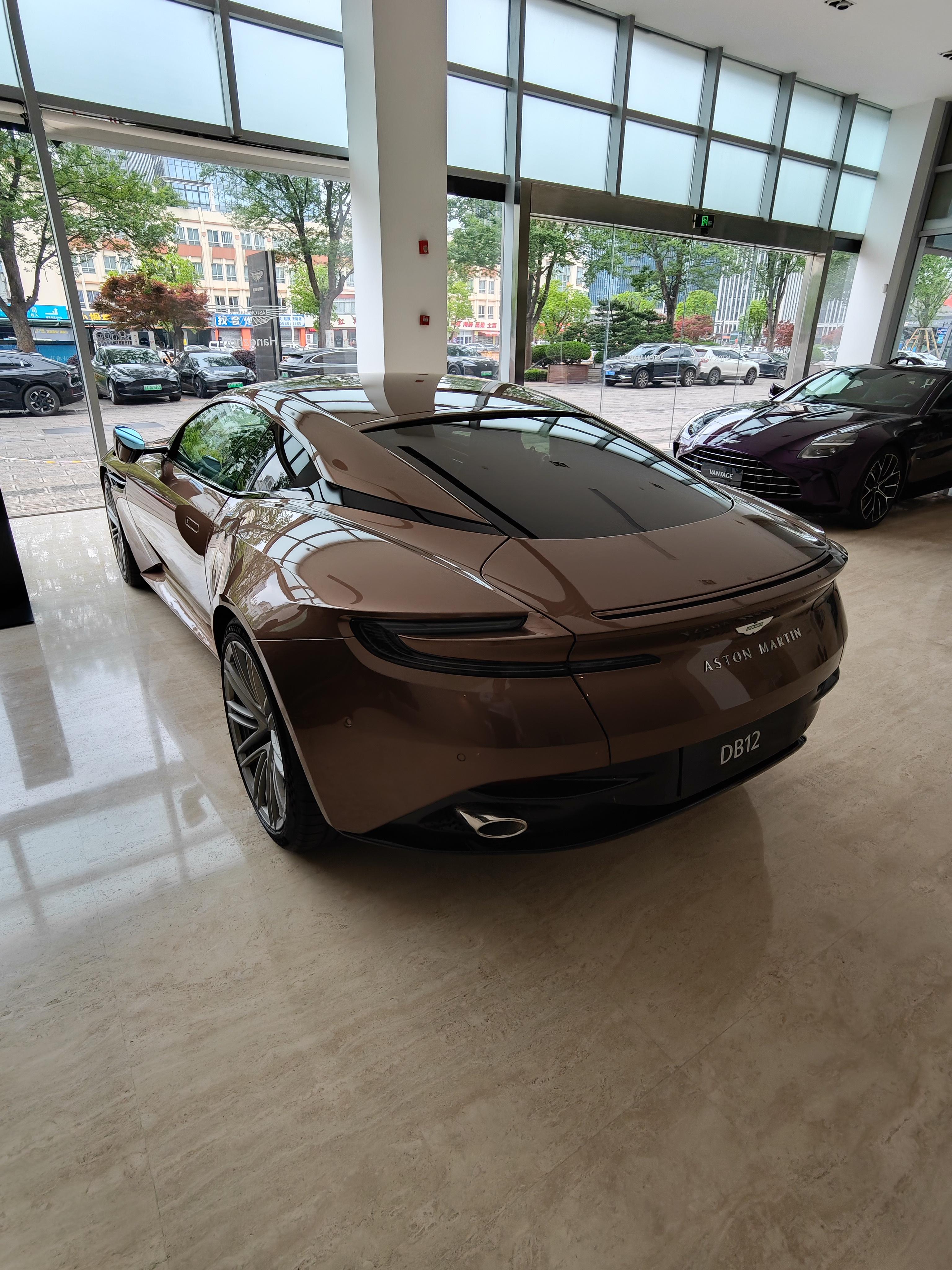 Aston Martin DB12 2024 thumb 10