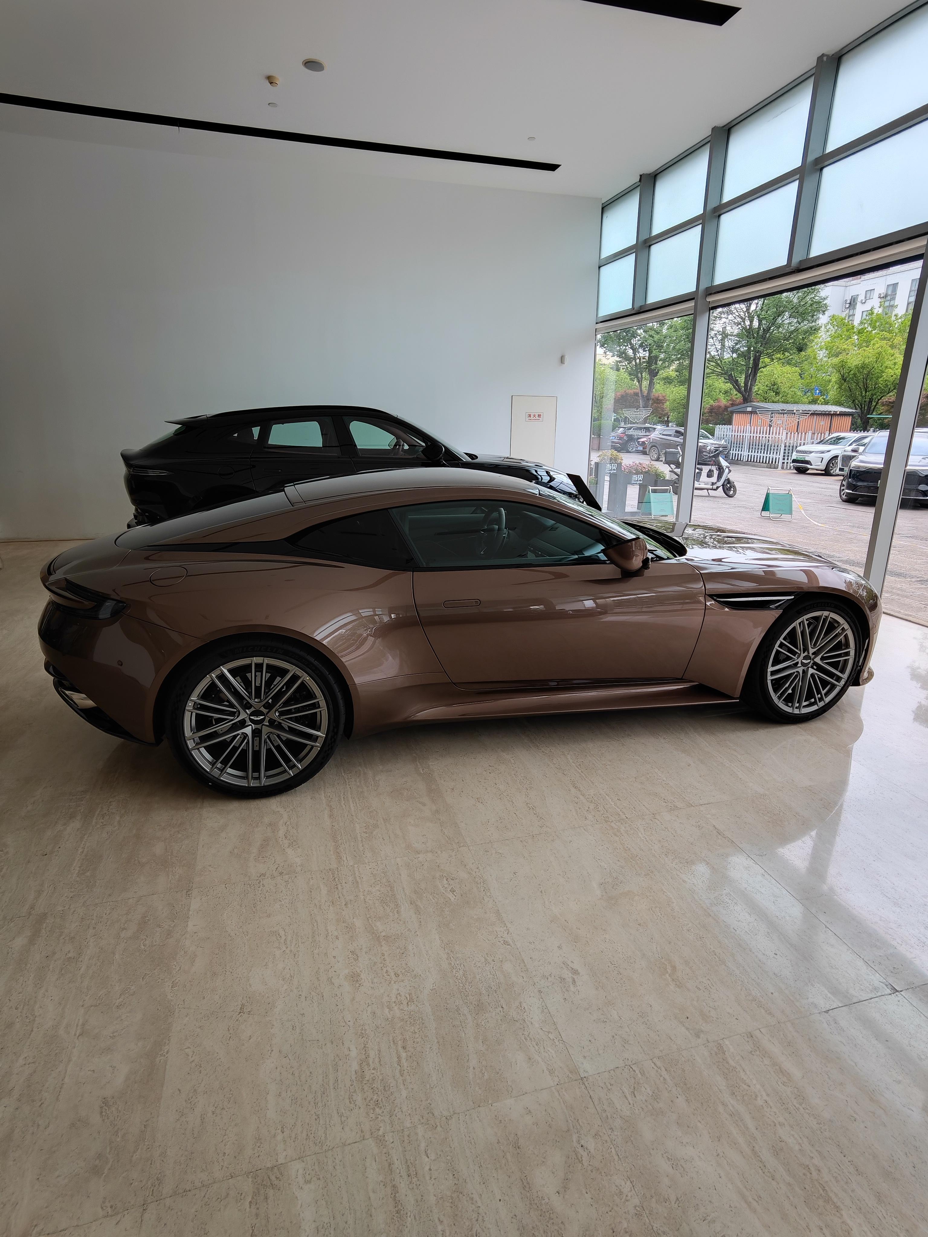 Aston Martin DB12 2024 thumb 11