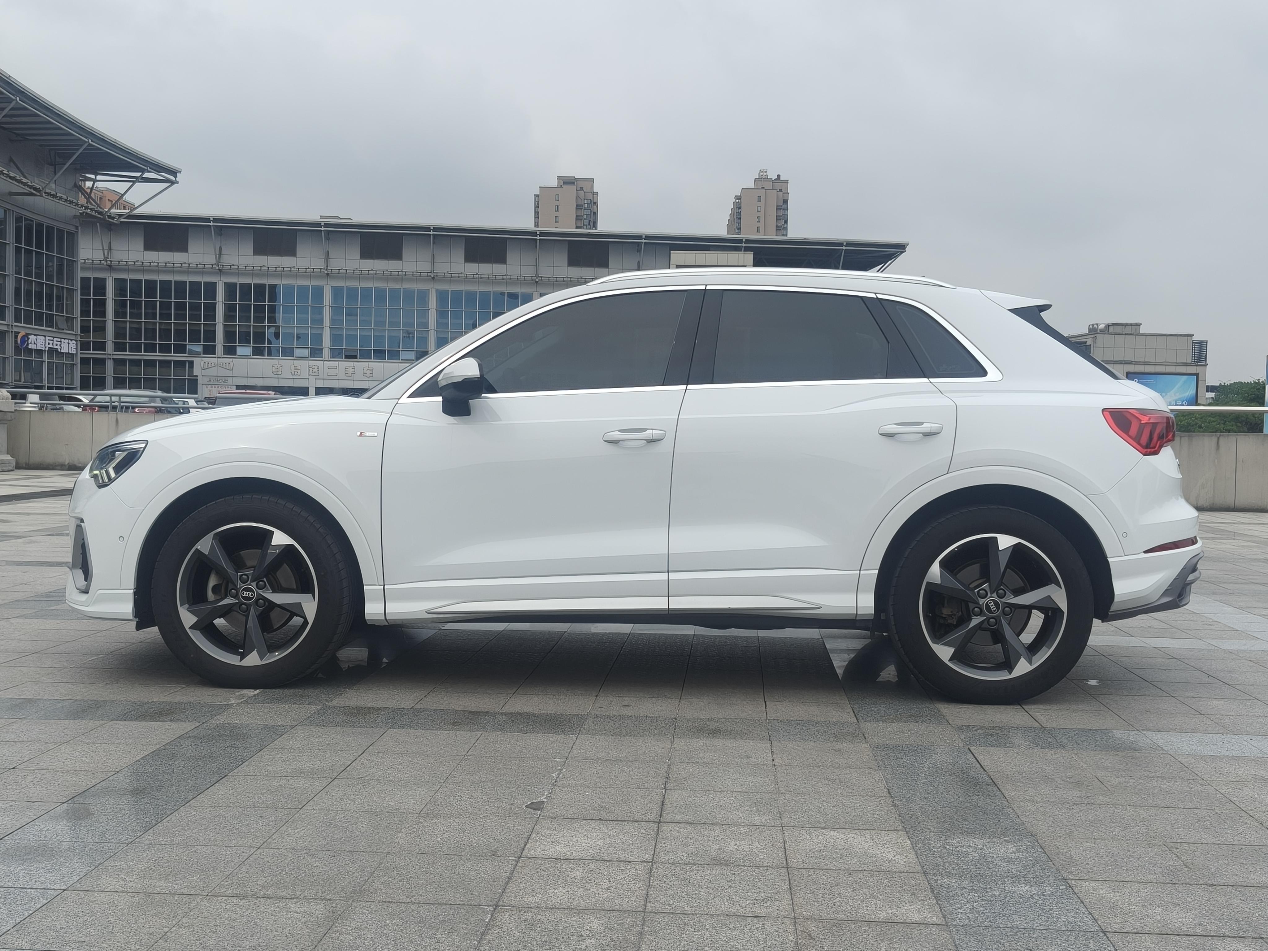 Audi Q3 2021 thumb 2