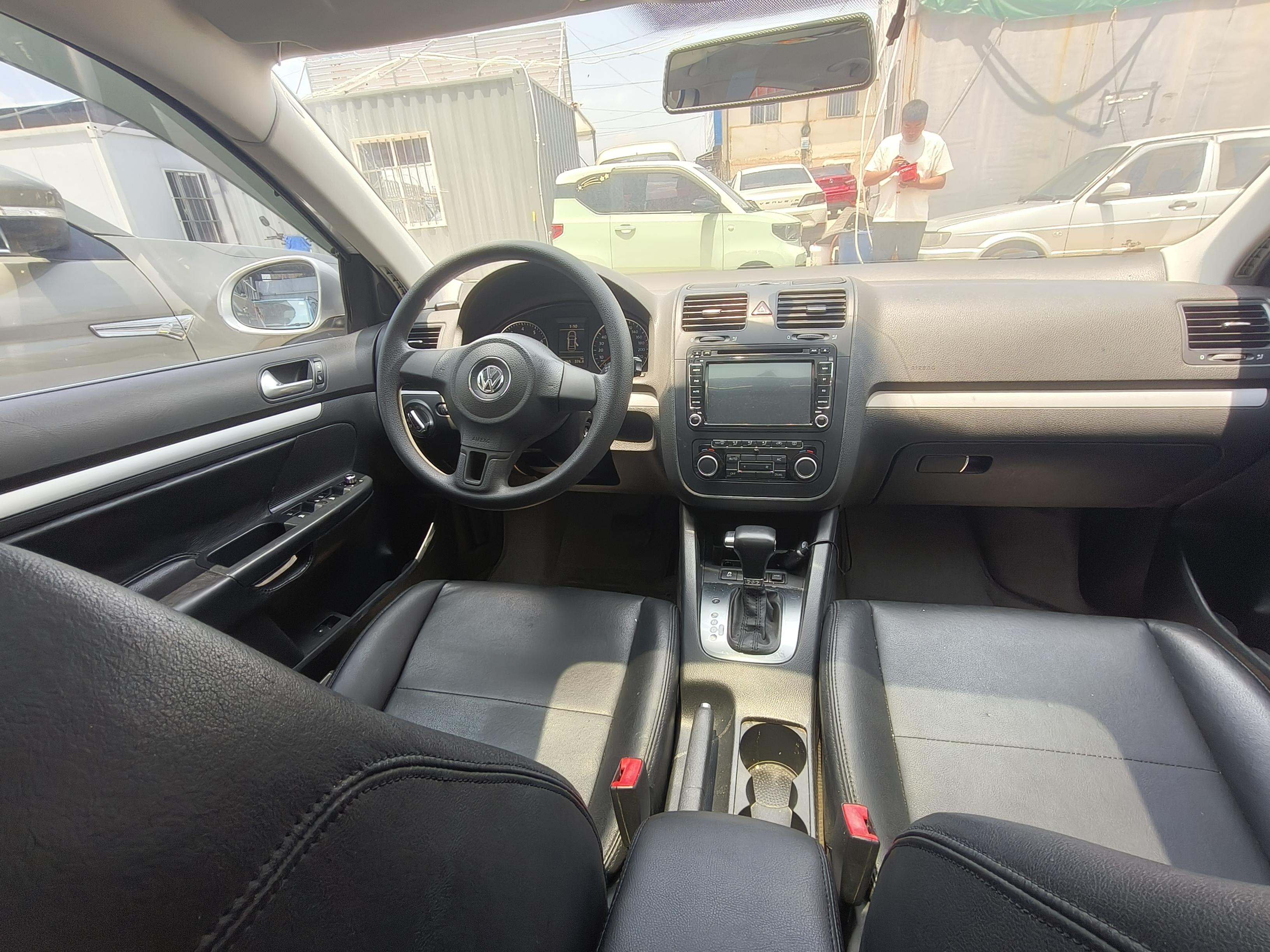Volkswagen Sagitar 2011 thumb 6