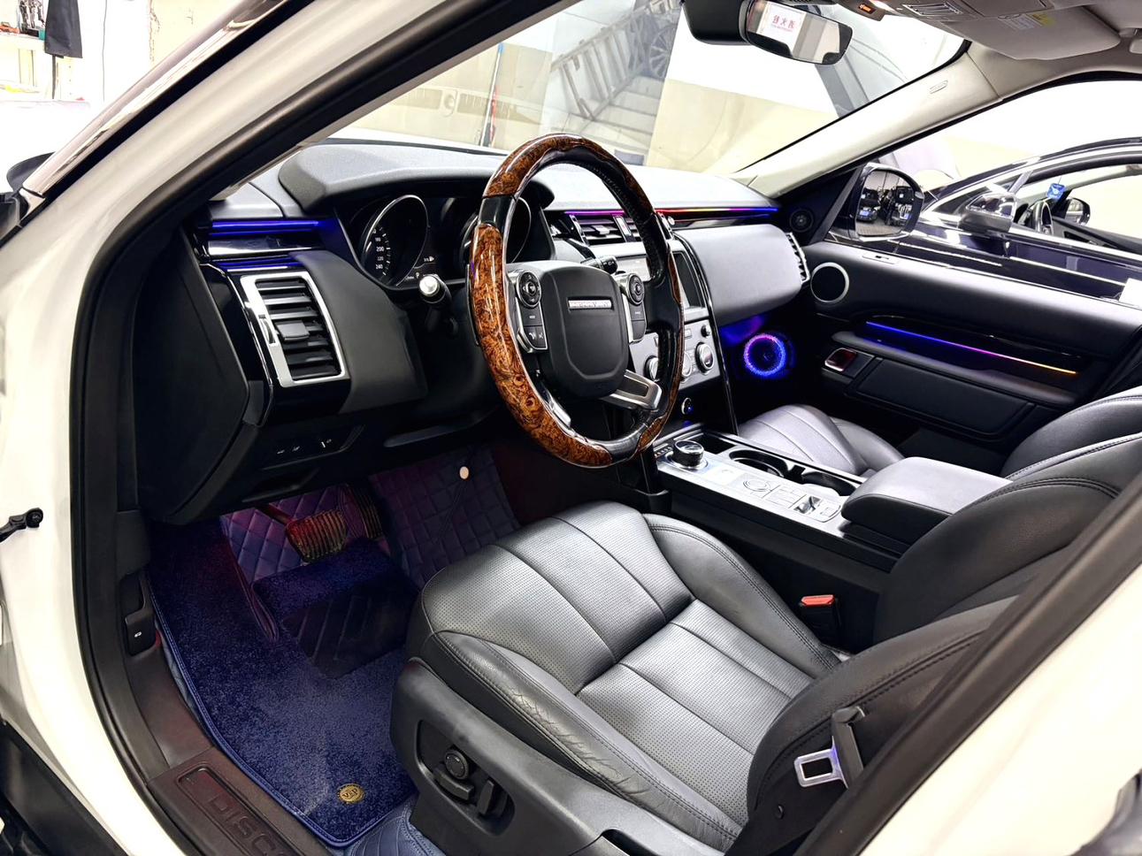 Land Rover Discovery 2018 thumb 6