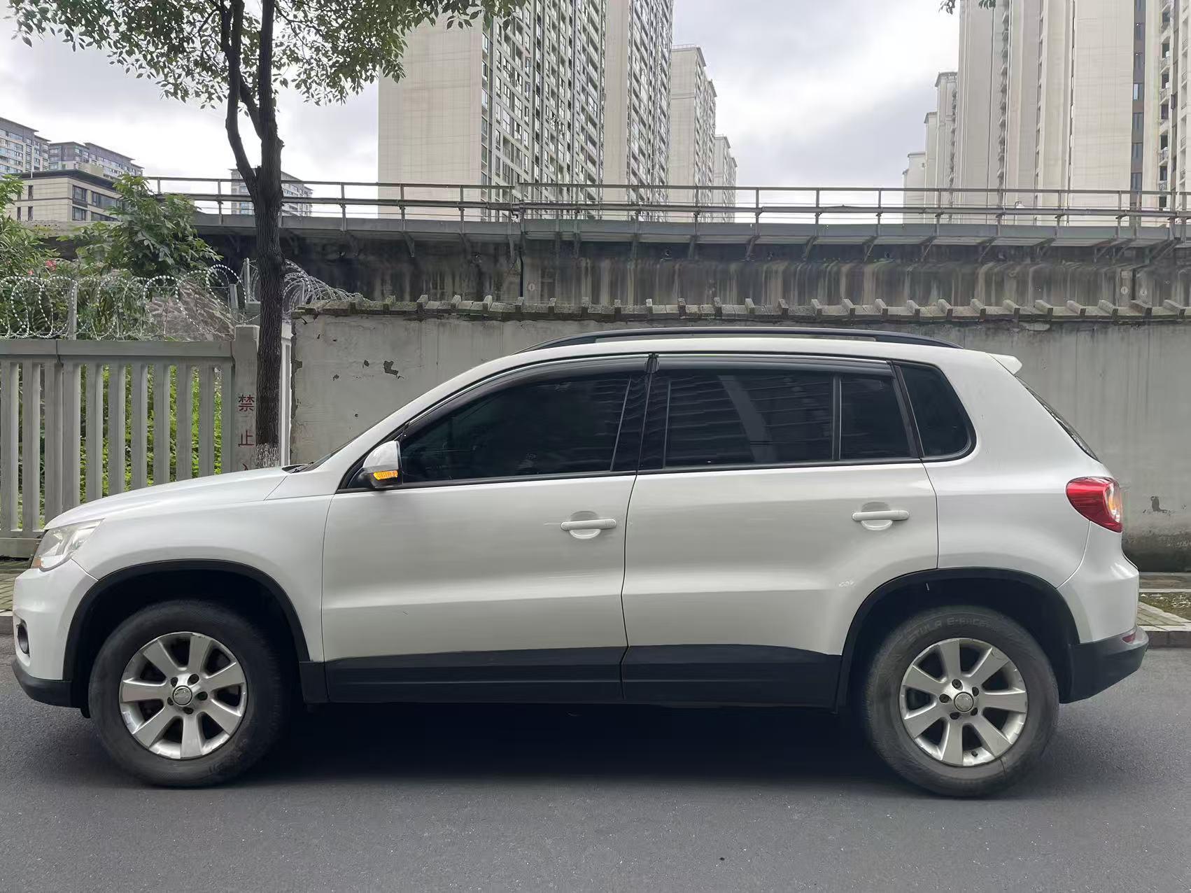 Volkswagen Tiguan 2010 thumb 2