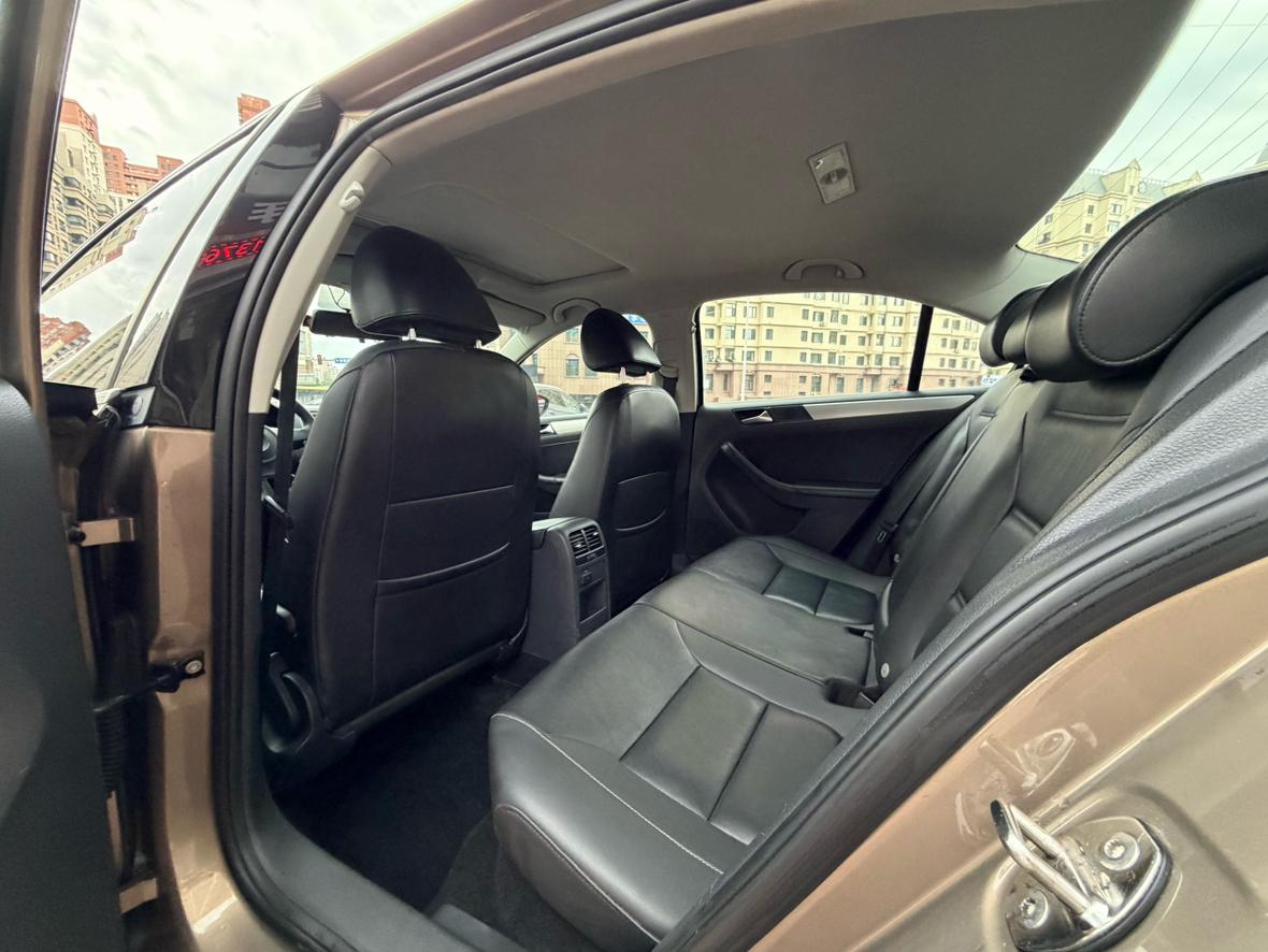 Volkswagen Sagitar 2012 thumb 7