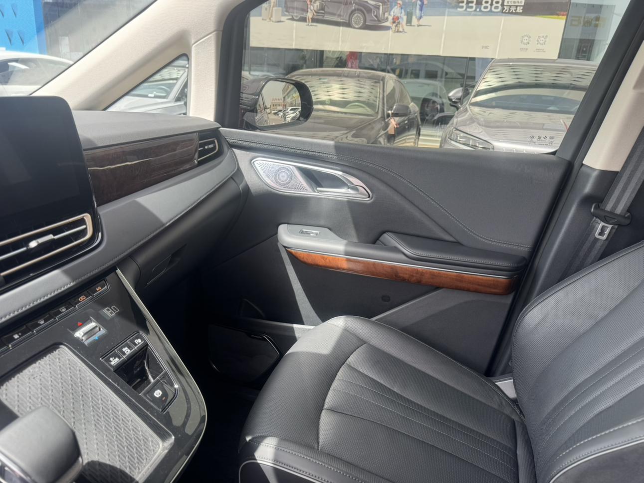 Hongqi HQ9 PHEV 2024 thumb 8