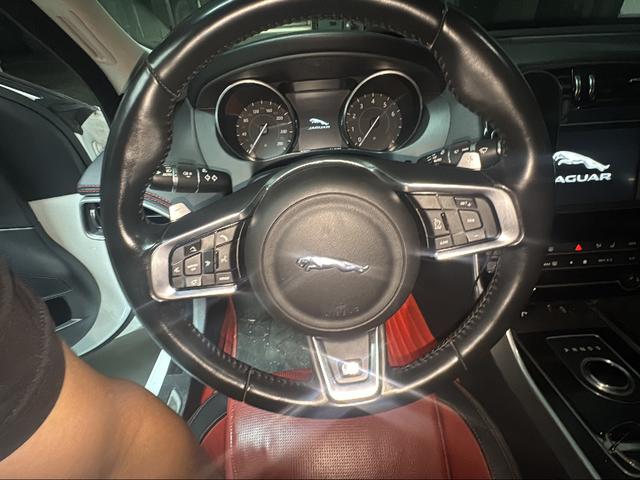 Jaguar XE 2017 thumb 9