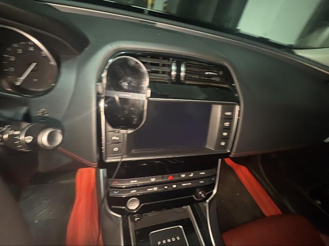 Jaguar XE 2017 thumb 10
