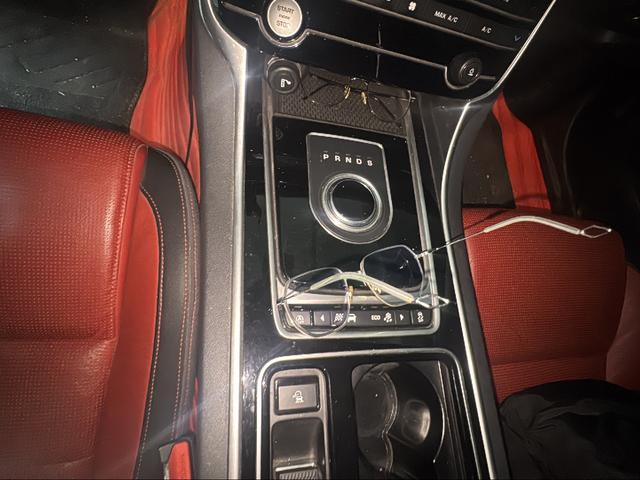 Jaguar XE 2017 thumb 12