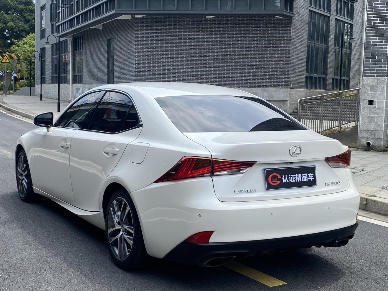 Lexus IS 2017 thumb 2