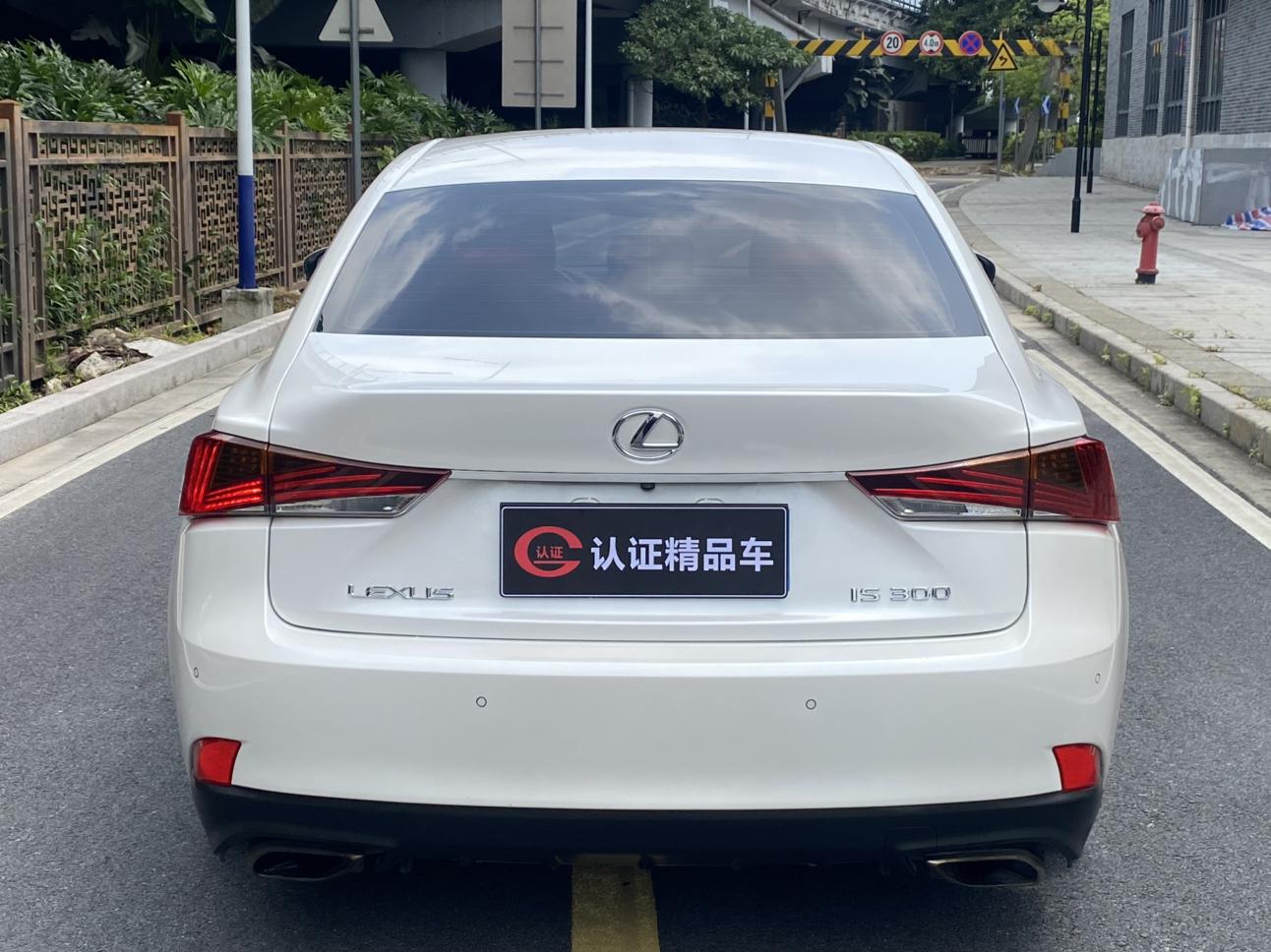 Lexus IS 2017 thumb 3