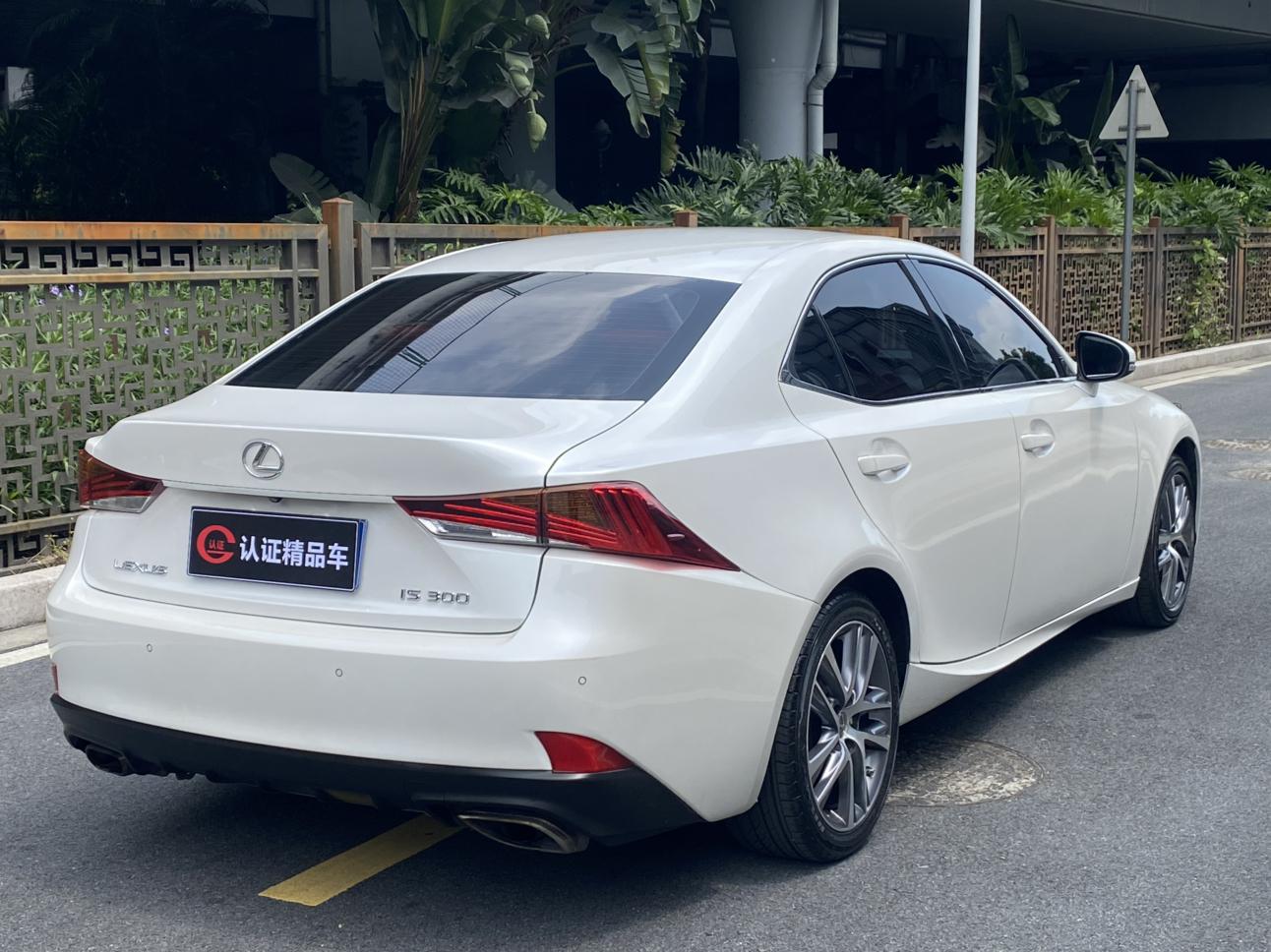 Lexus IS 2017 thumb 4