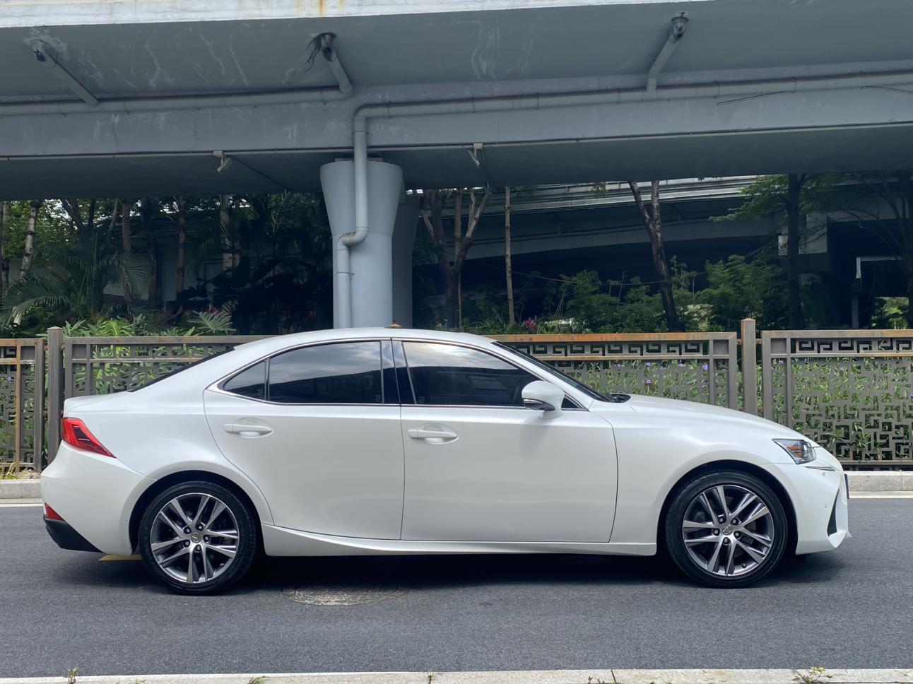 Lexus IS 2017 thumb 5