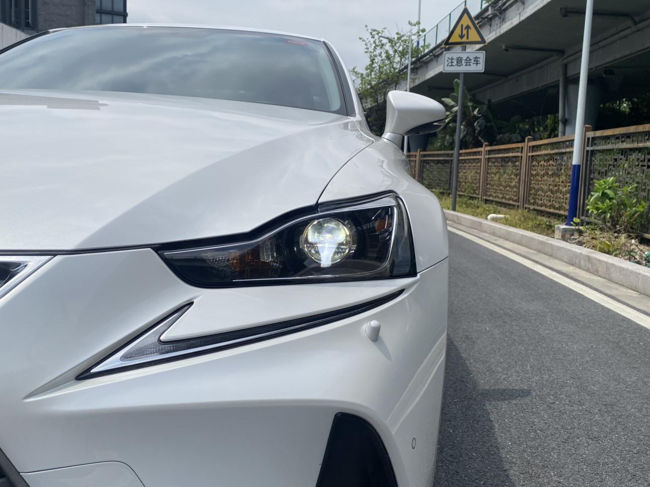 Lexus IS 2017 thumb 6