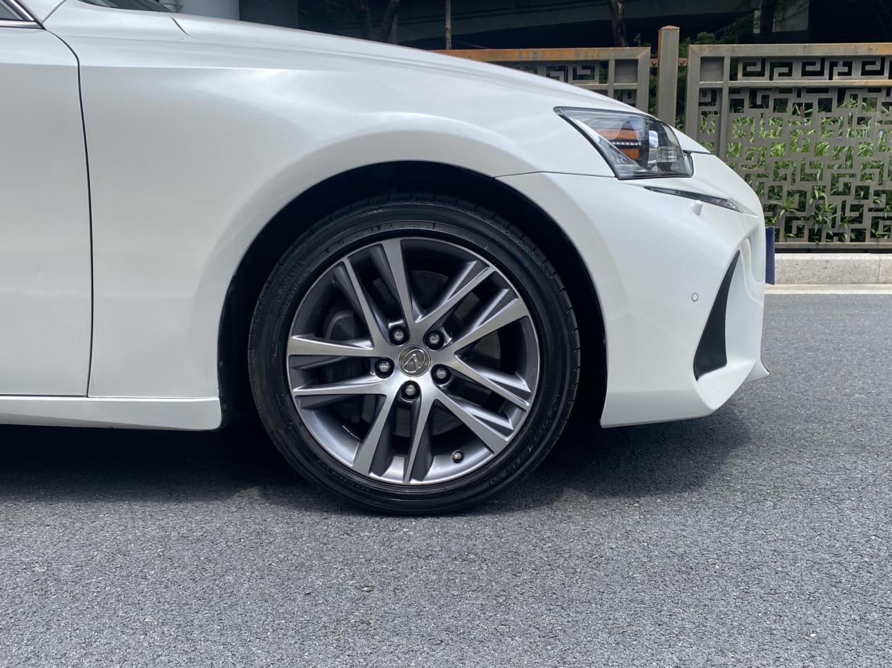 Lexus IS 2017 thumb 9