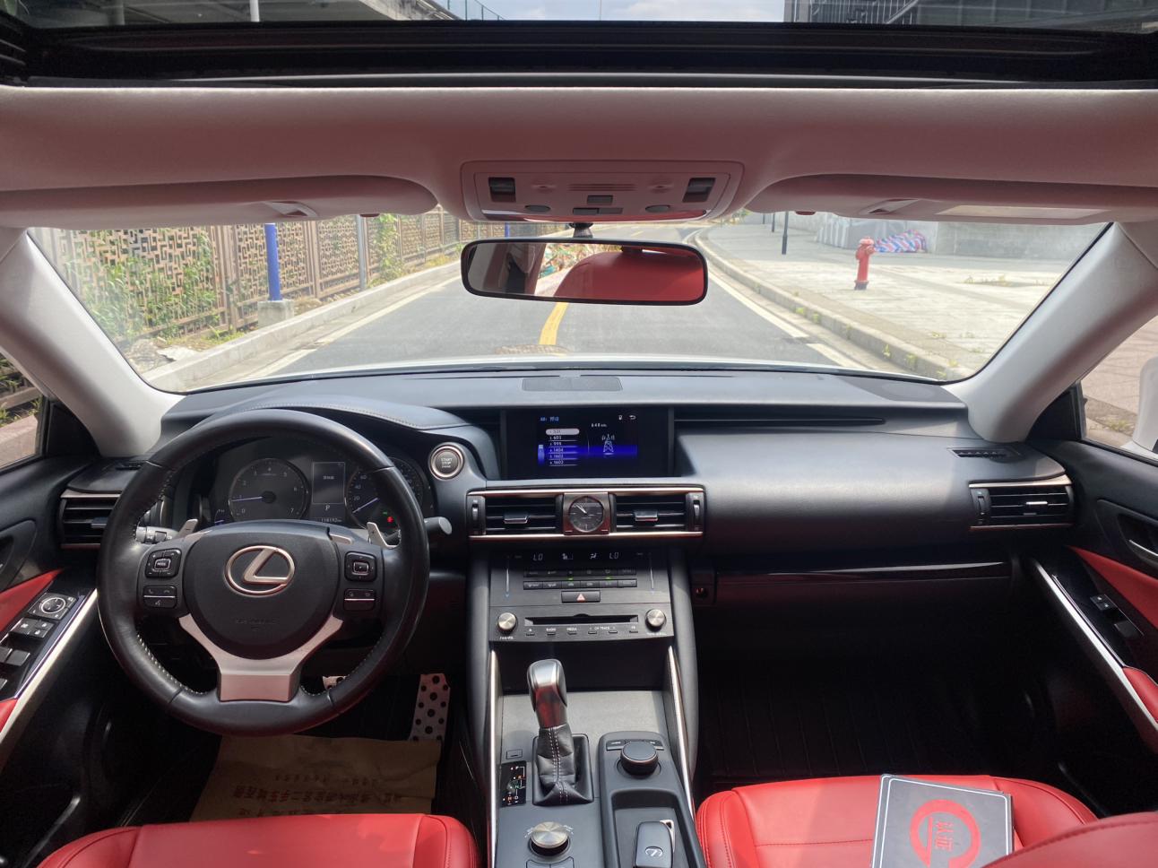 Lexus IS 2017 thumb 11