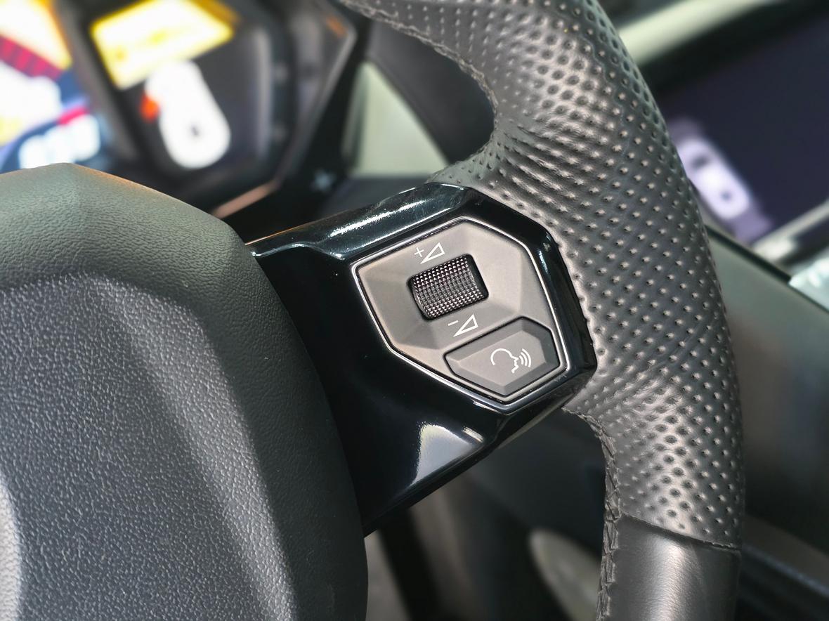 Lamborghini Aventador 2011 thumb 7