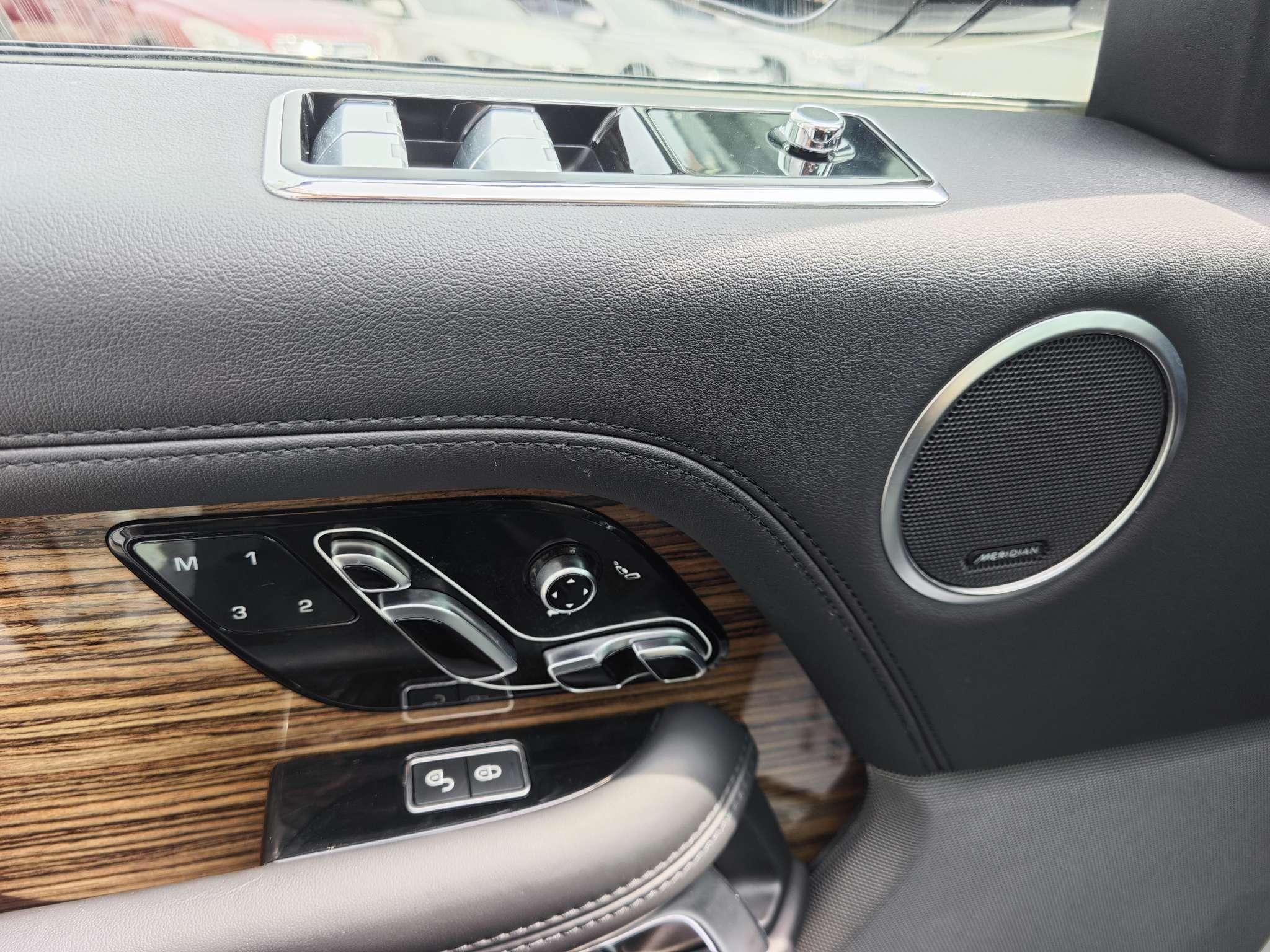 Land Rover Range Rover 2018 thumb 7