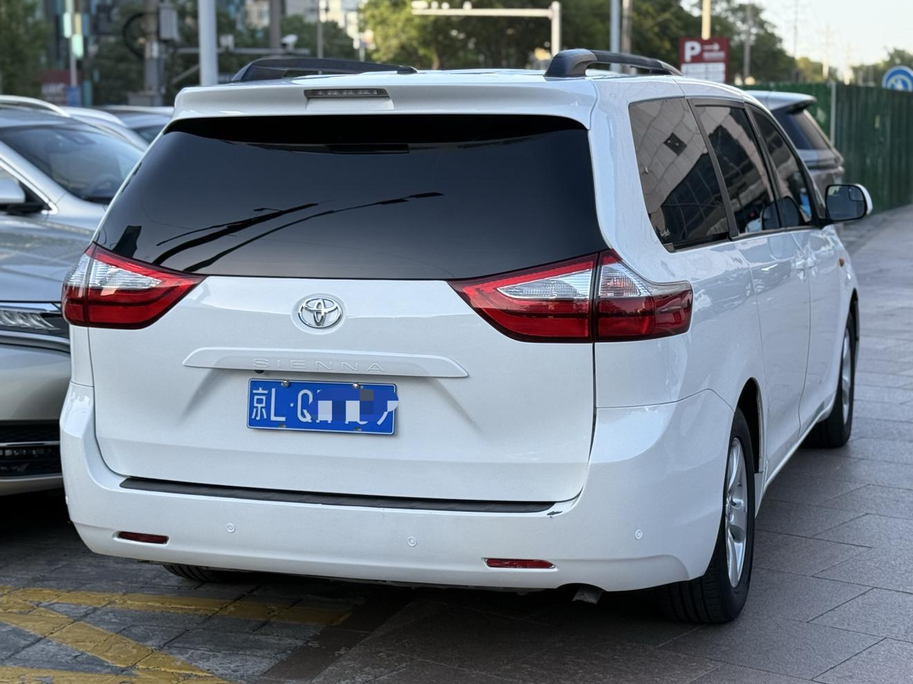 Toyota Sienna 2014 thumb 2