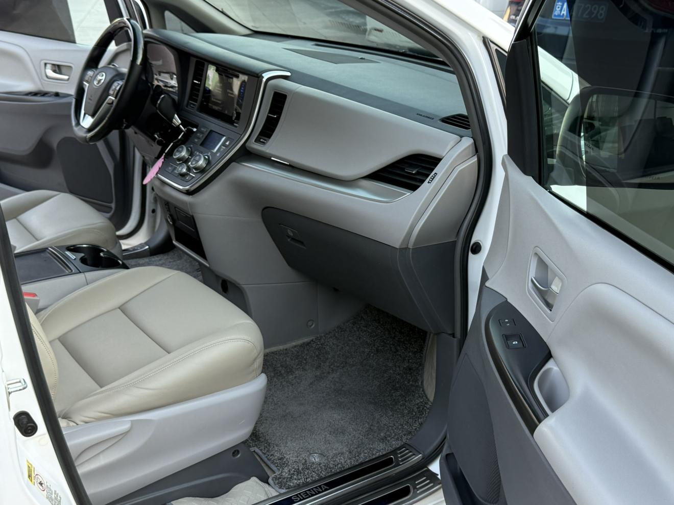 Toyota Sienna 2014 thumb 3