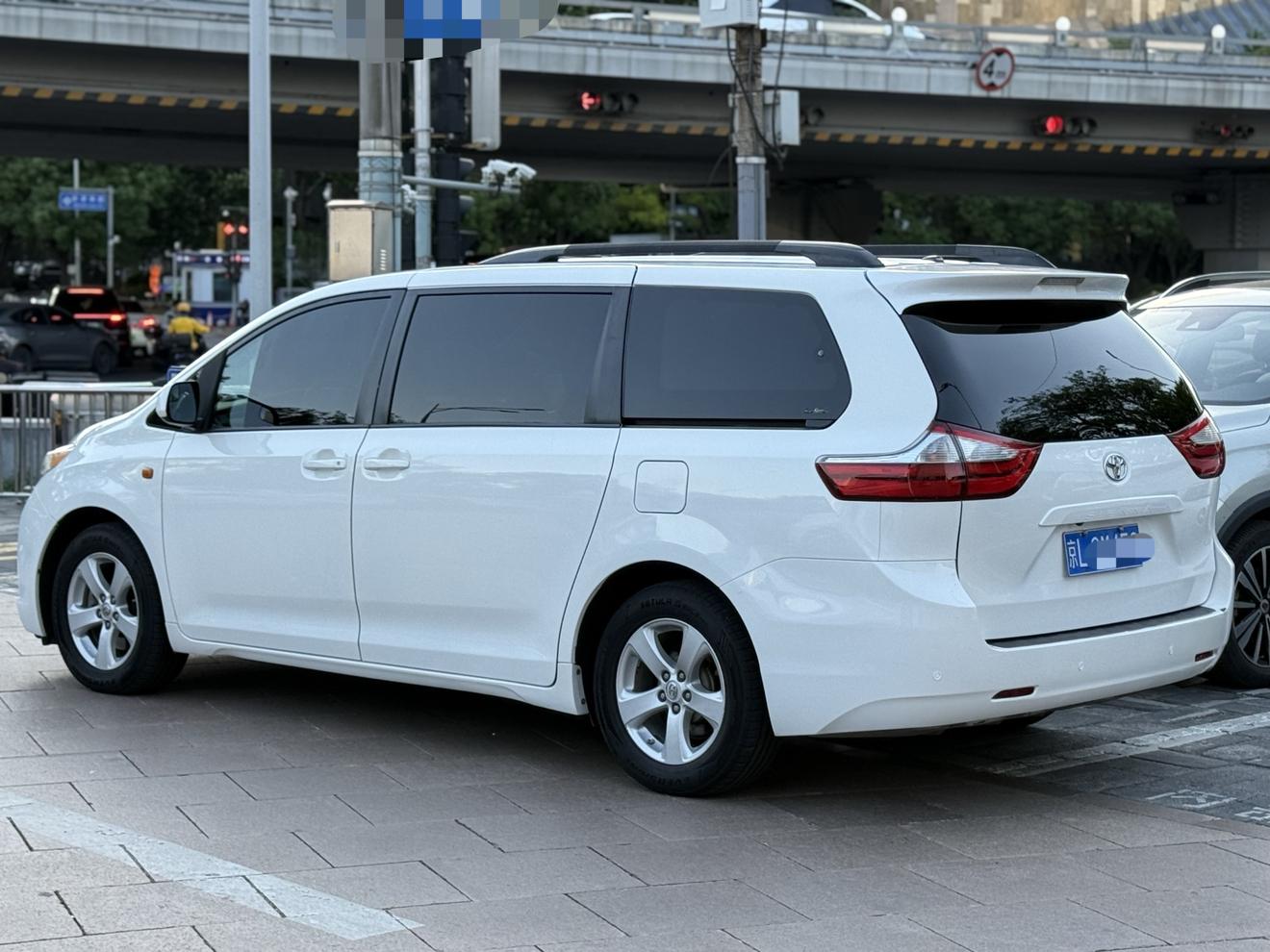 Toyota Sienna 2014 thumb 4