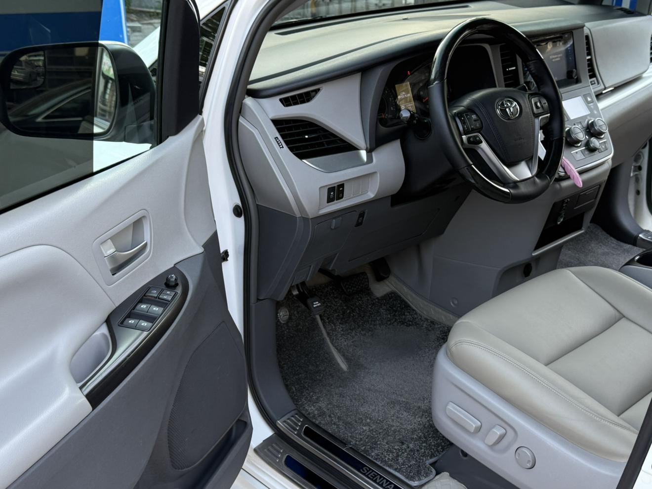 Toyota Sienna 2014 thumb 9