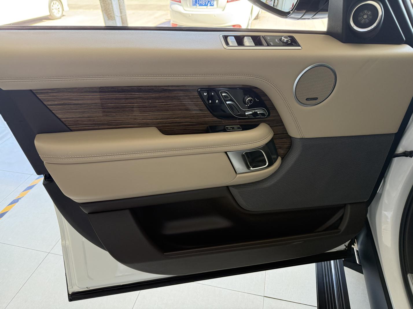 Land Rover Range Rover 2019 thumb 3