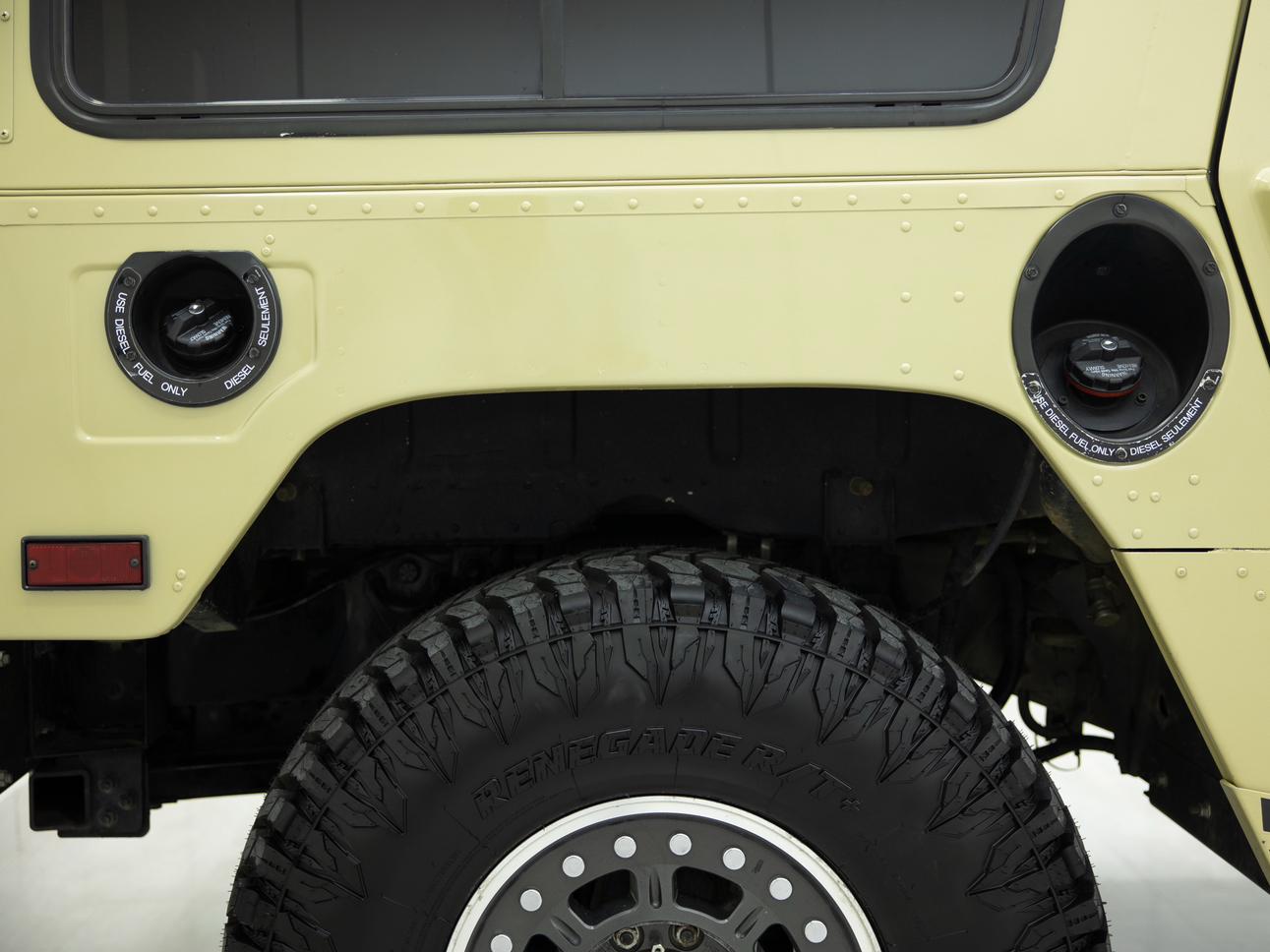 Hummer H1 2004 thumb 10